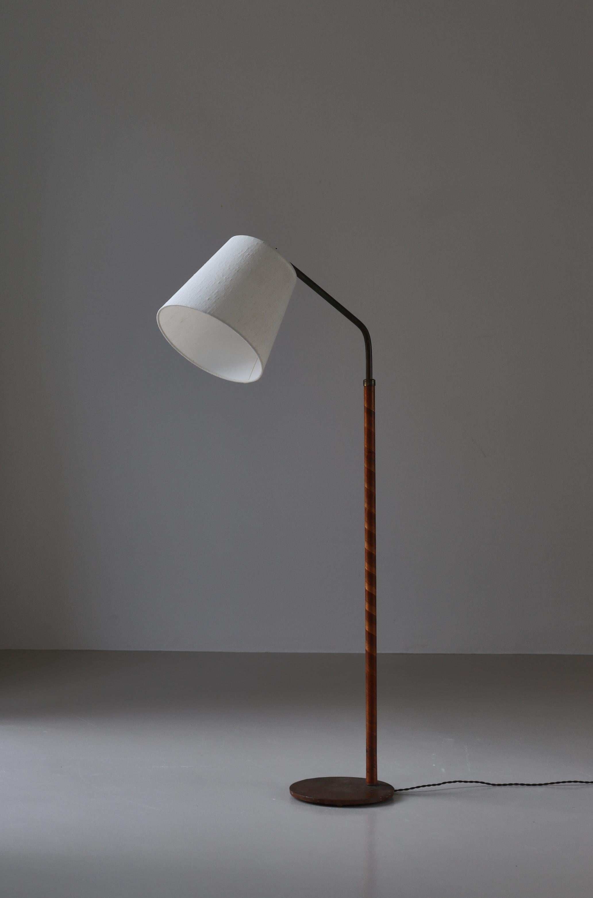 Scandianvian Art Deco Floor Lamp in Brass & Birch Veneer, Denmark, 1930s In Good Condition For Sale In Odense, DK
