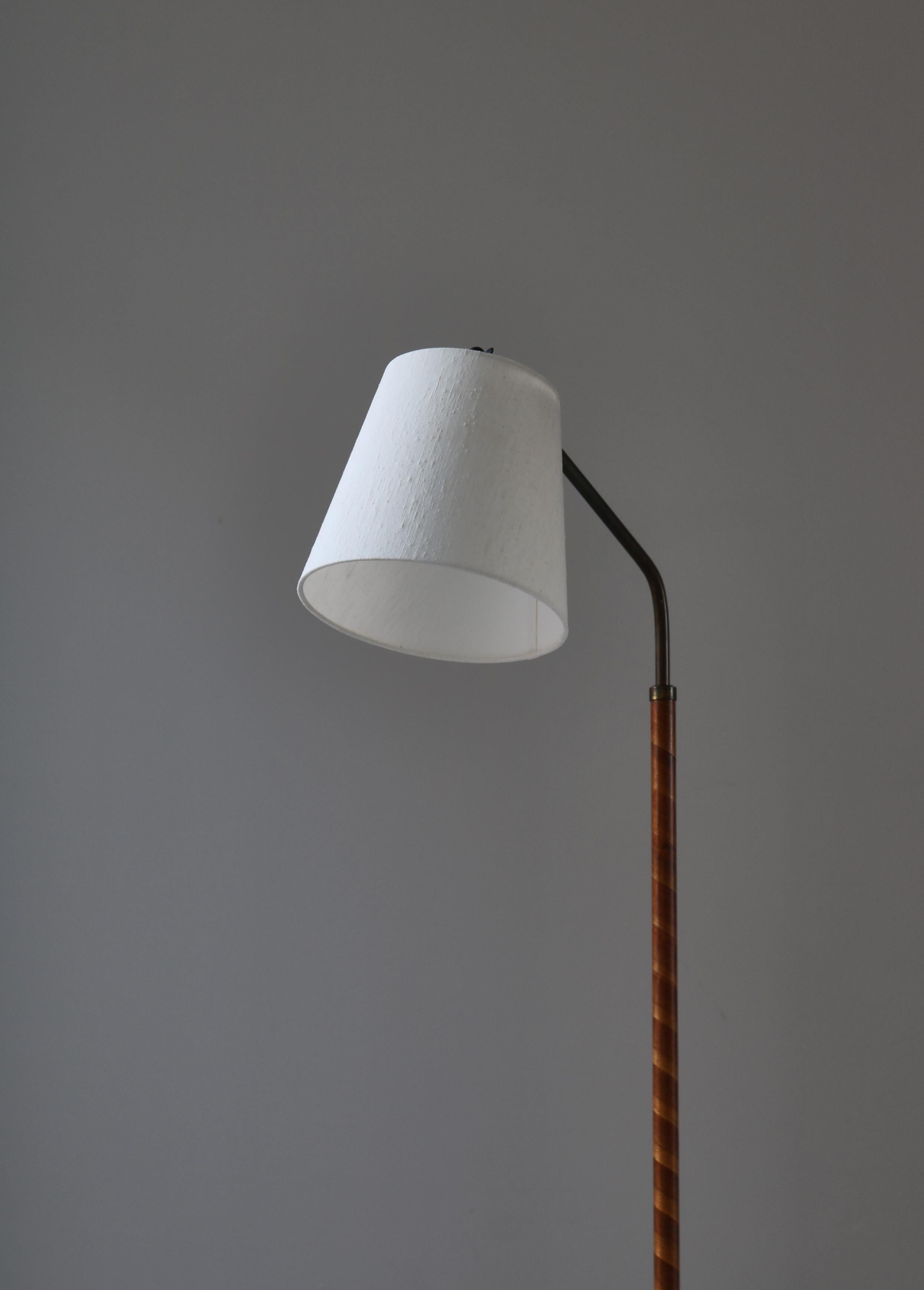 Scandianvian Art Deco Floor Lamp in Brass & Birch Veneer, Denmark, 1930s For Sale 1