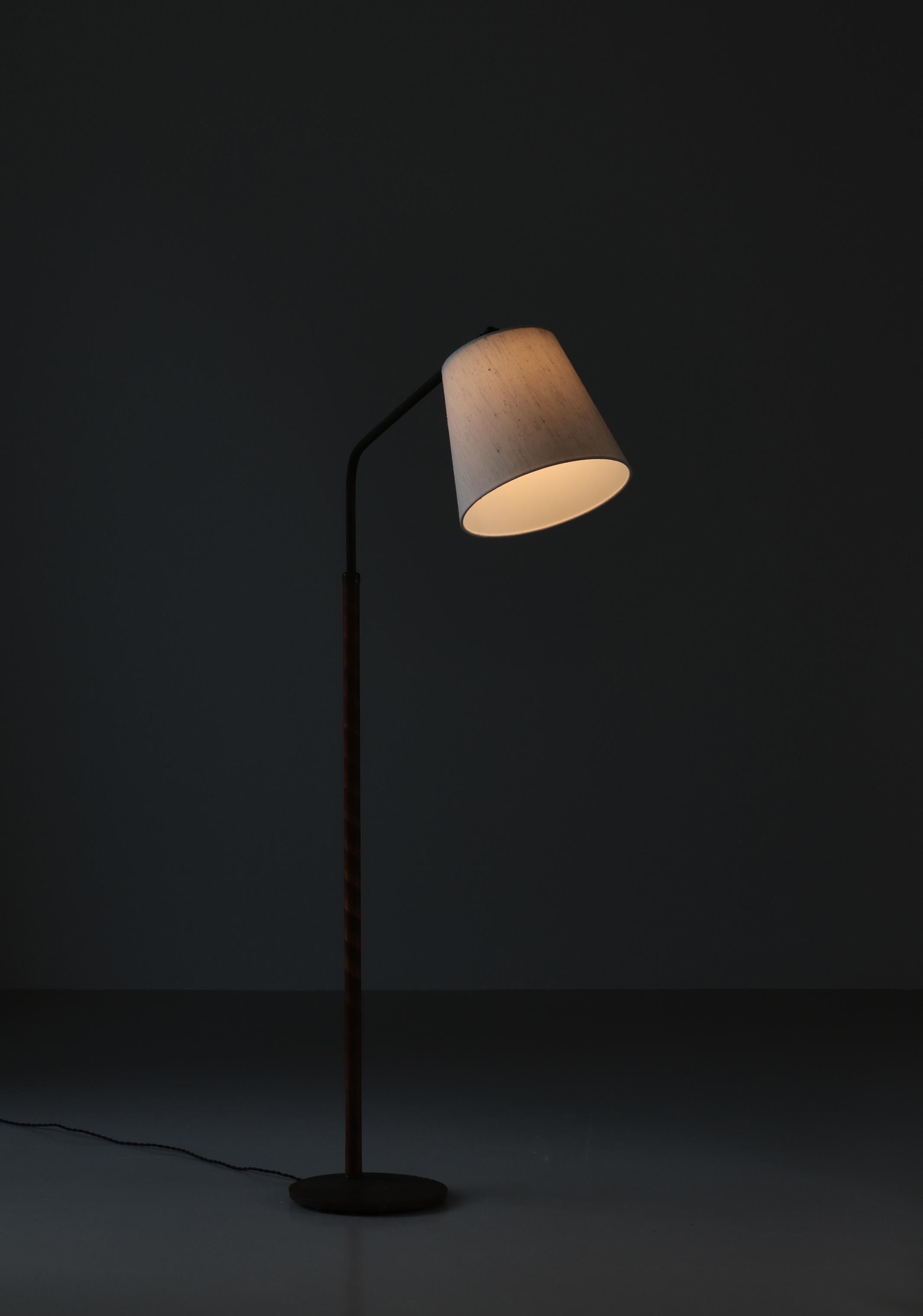 Scandianvian Art Deco Floor Lamp in Brass & Birch Veneer, Denmark, 1930s For Sale 3