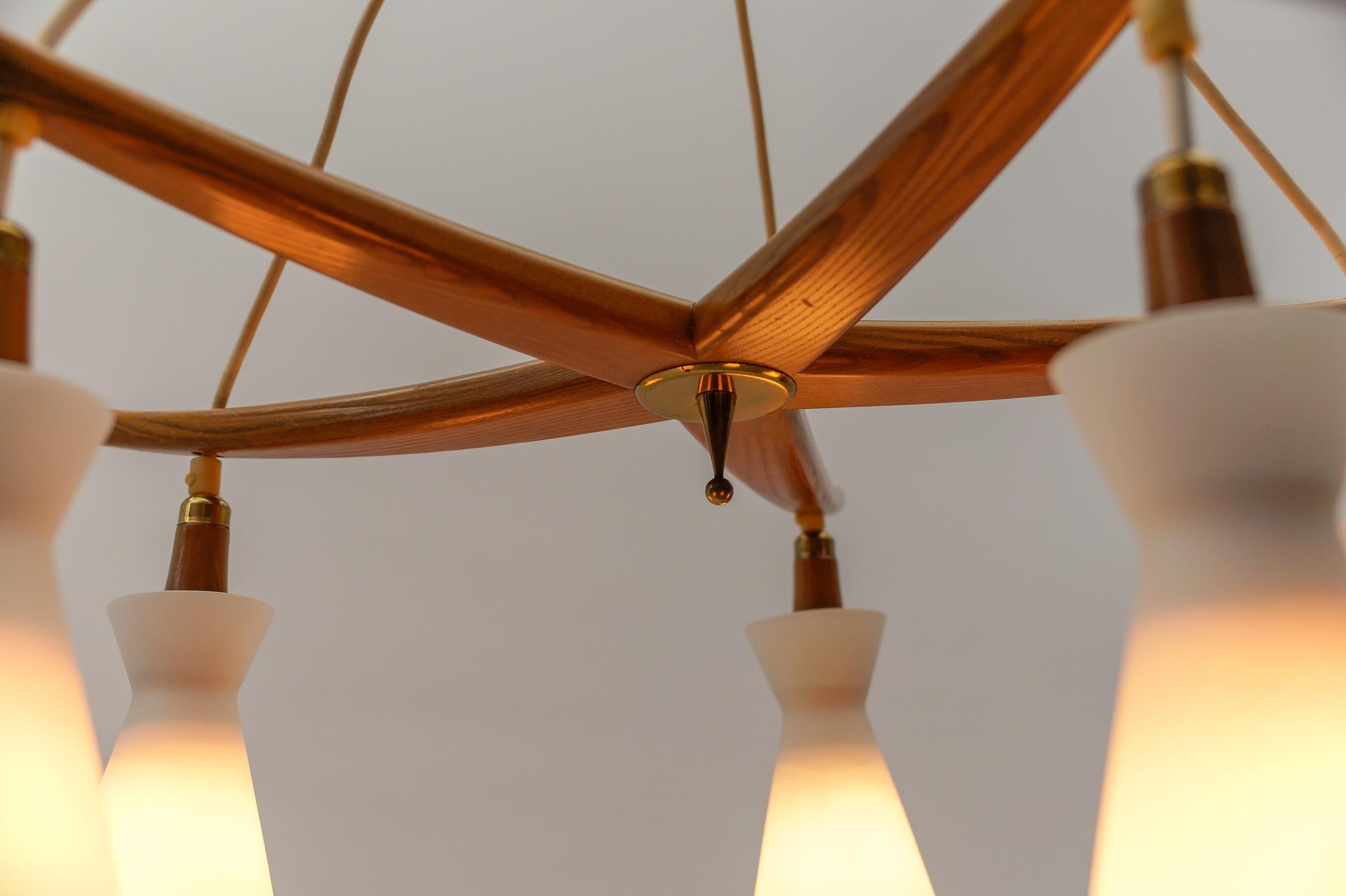 Lámpara de techo escandinava de madera y cristal opalino, años 60 en venta 5
