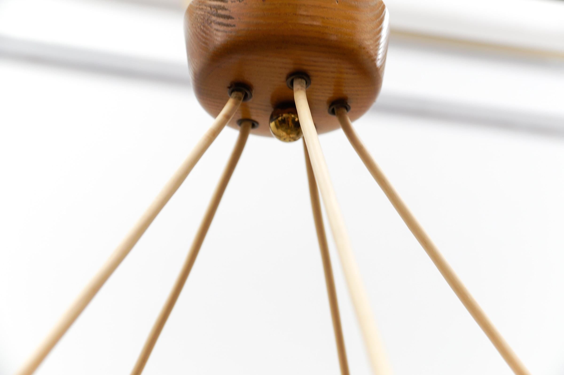 Lámpara de techo escandinava de madera y cristal opalino, años 60 en venta 6