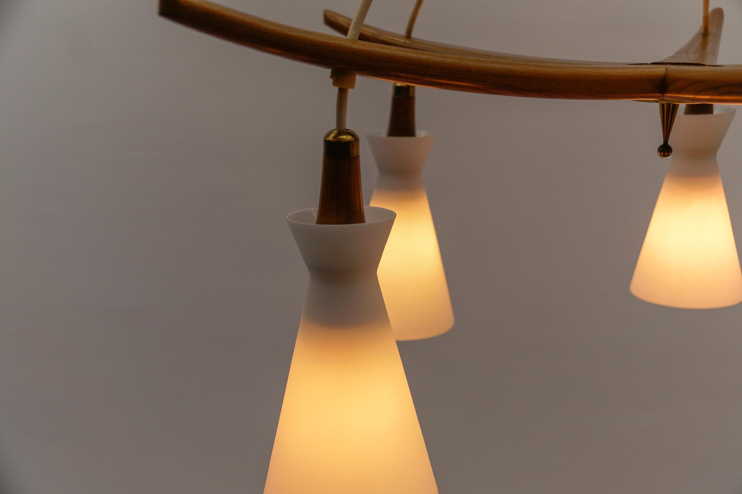 Lámpara de techo escandinava de madera y cristal opalino, años 60 en venta 7