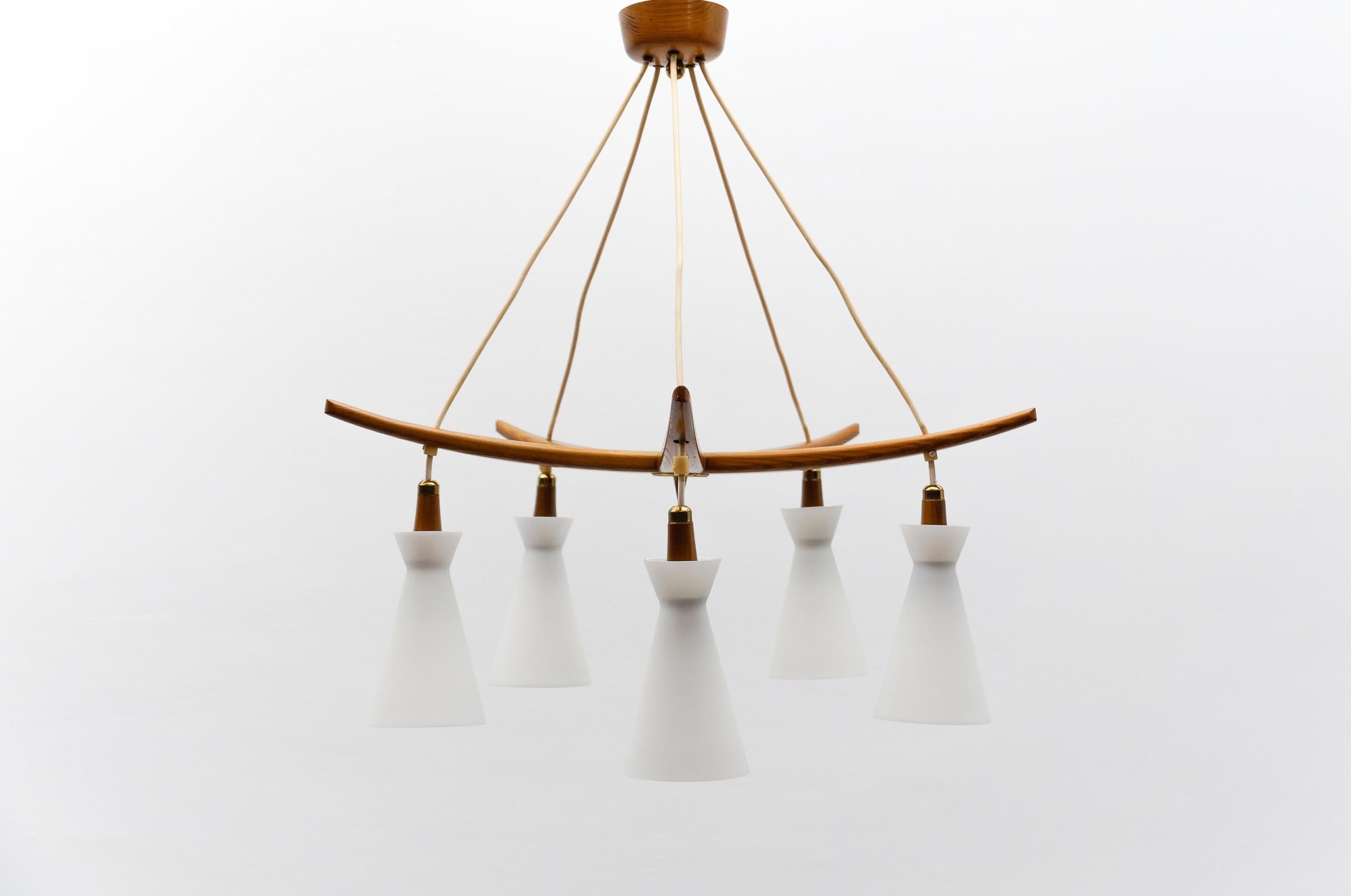 Lámpara de techo escandinava de madera y cristal opalino, años 60 Escandinavo moderno en venta