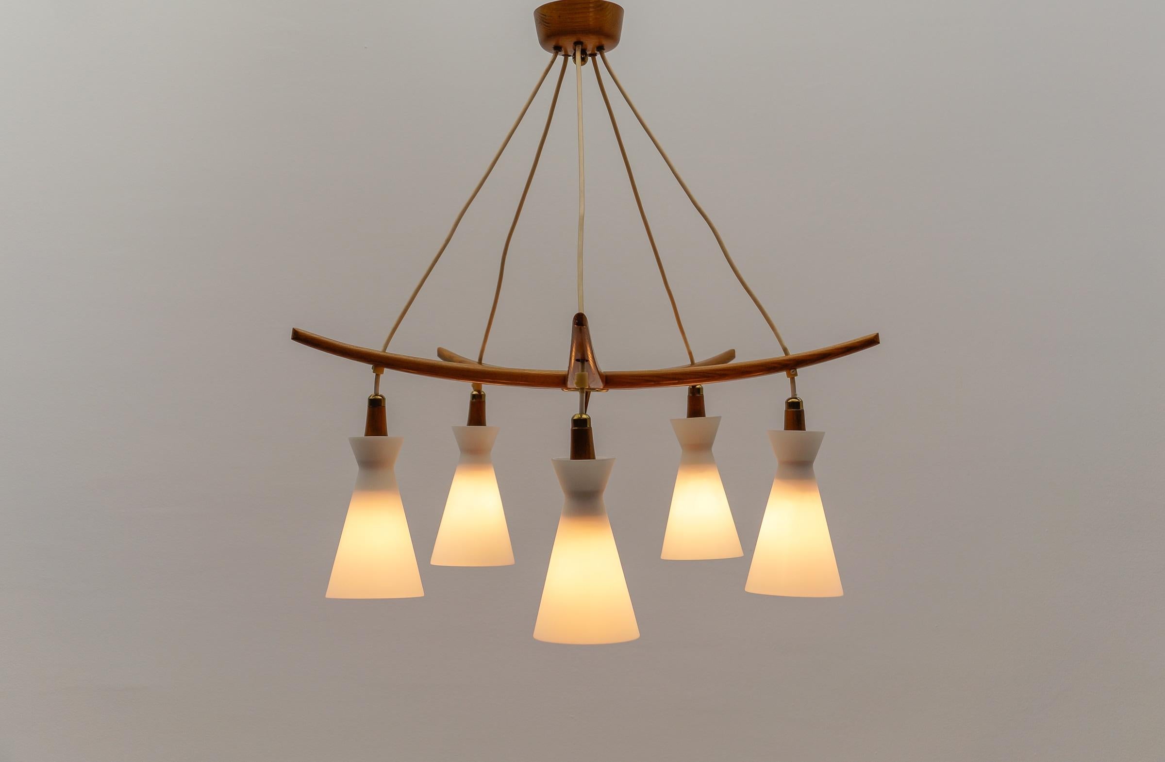 Lámpara de techo escandinava de madera y cristal opalino, años 60 Danés en venta