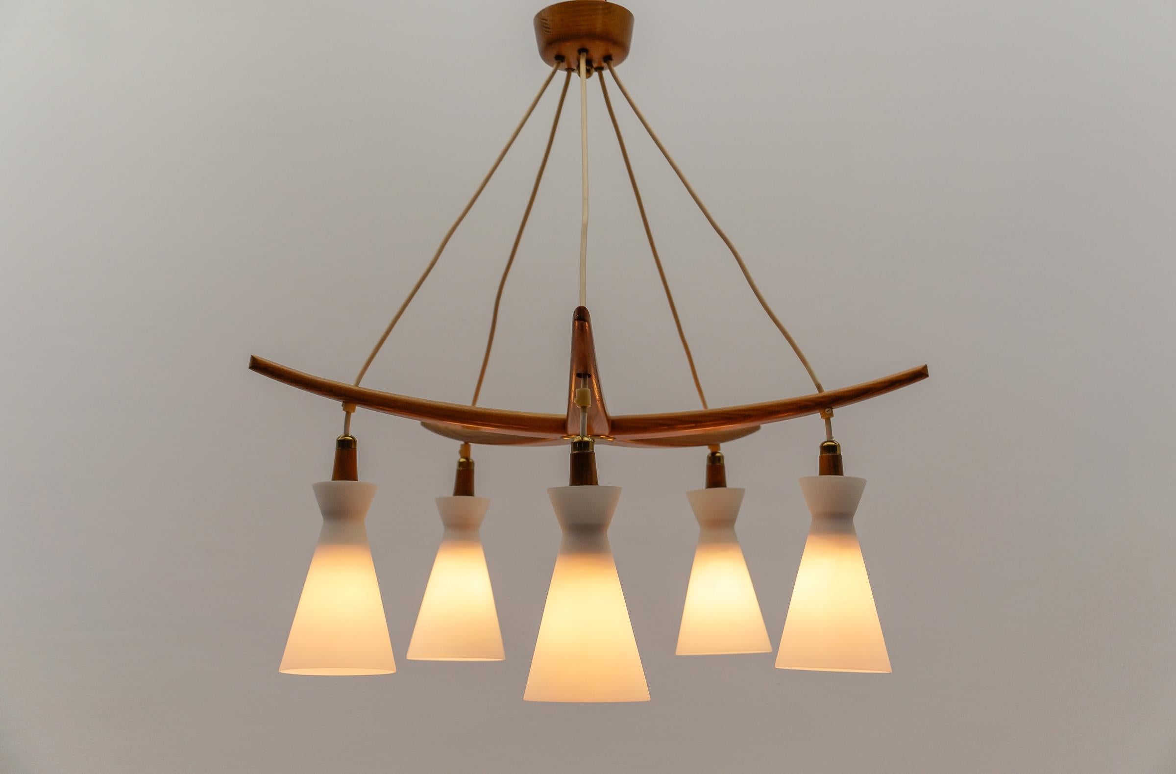 Lámpara de techo escandinava de madera y cristal opalino, años 60 mediados del siglo XX en venta