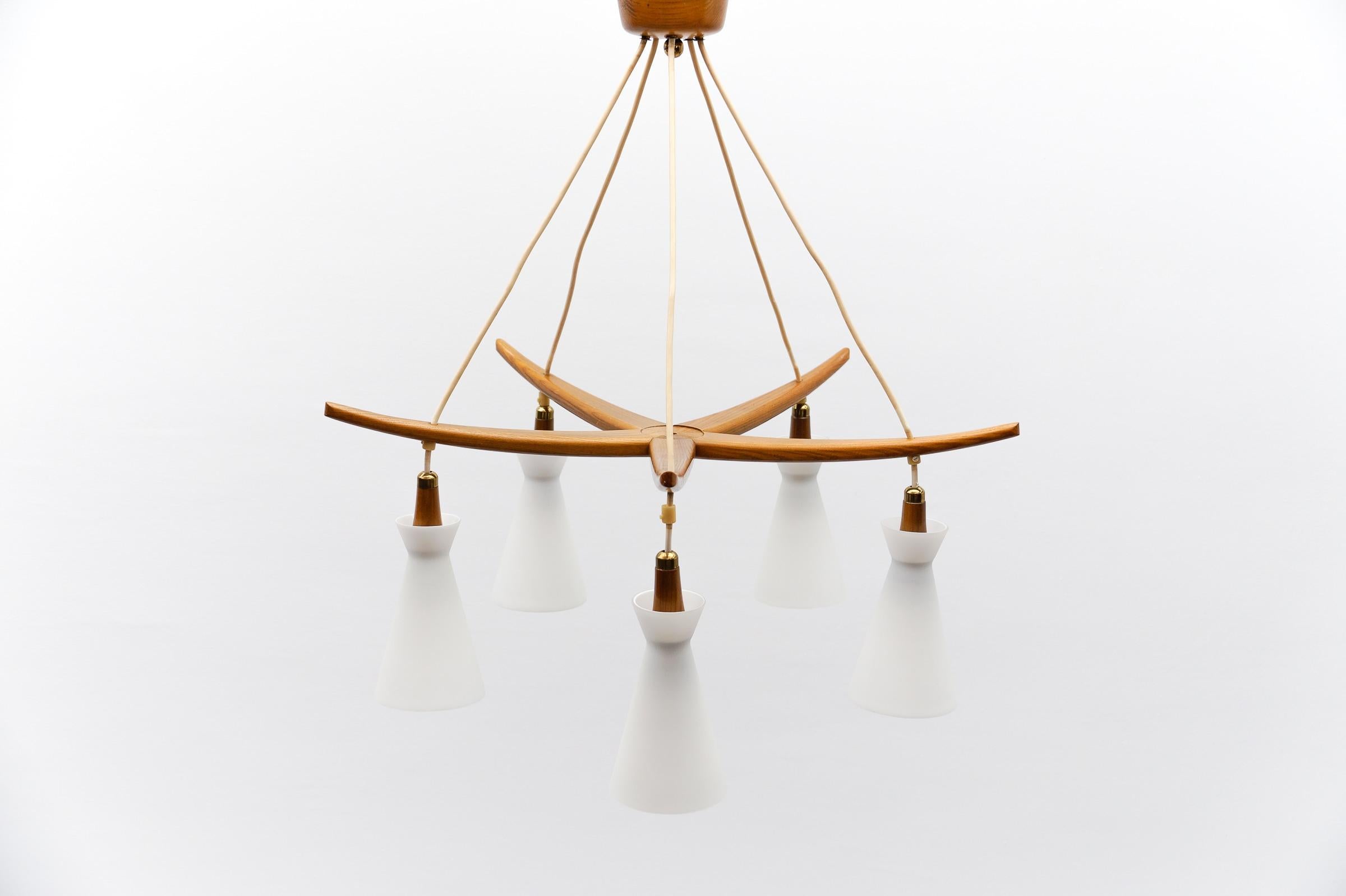 Lámpara de techo escandinava de madera y cristal opalino, años 60 Latón en venta
