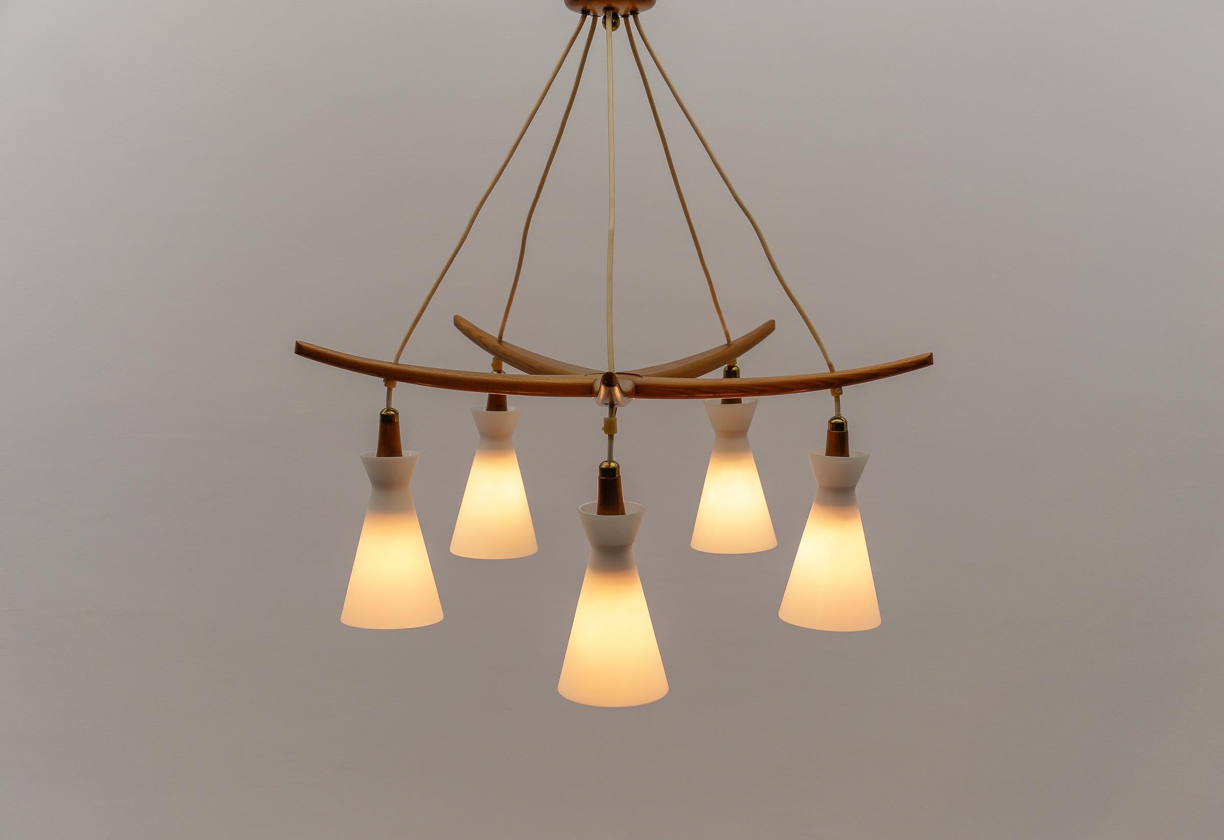 Lámpara de techo escandinava de madera y cristal opalino, años 60 en venta 1