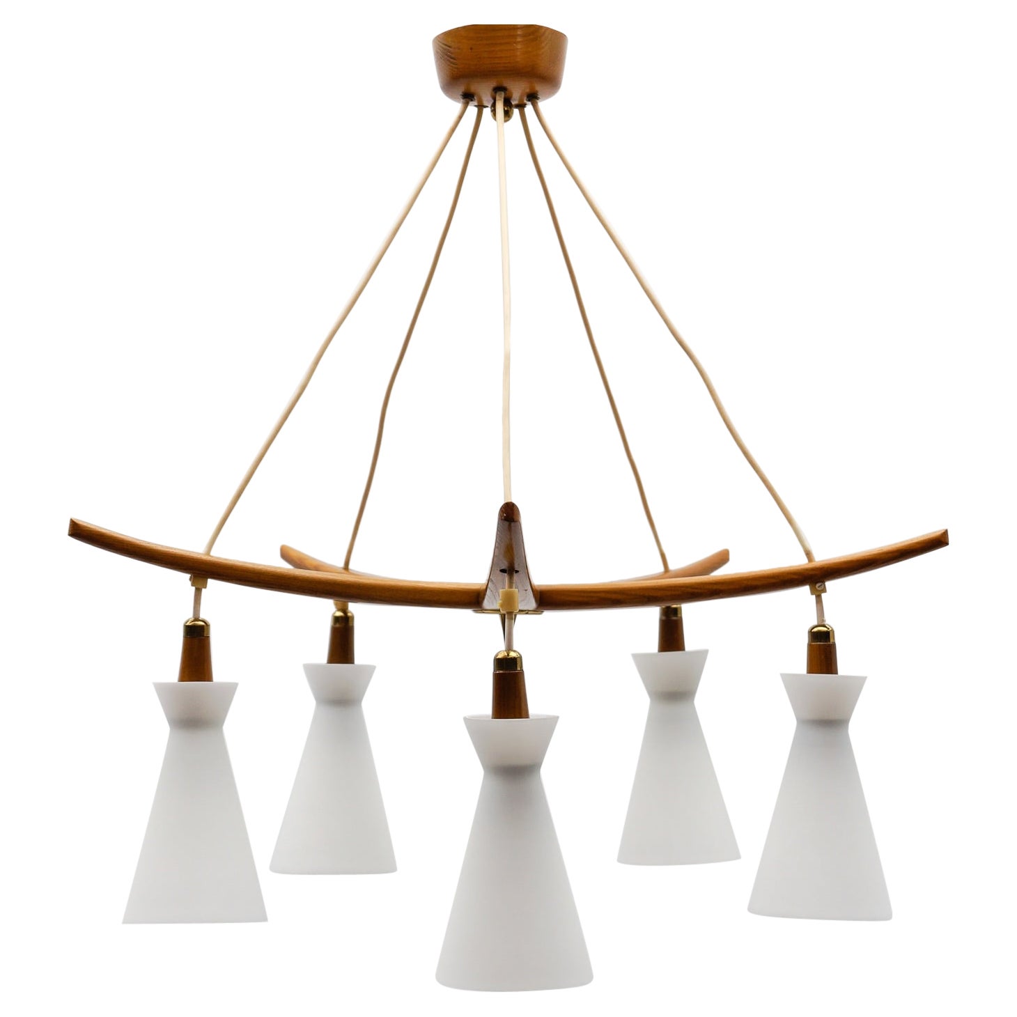 Lámpara de techo escandinava de madera y cristal opalino, años 60 en venta