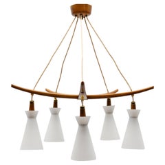 Lámpara de techo escandinava de madera y cristal opalino, años 60