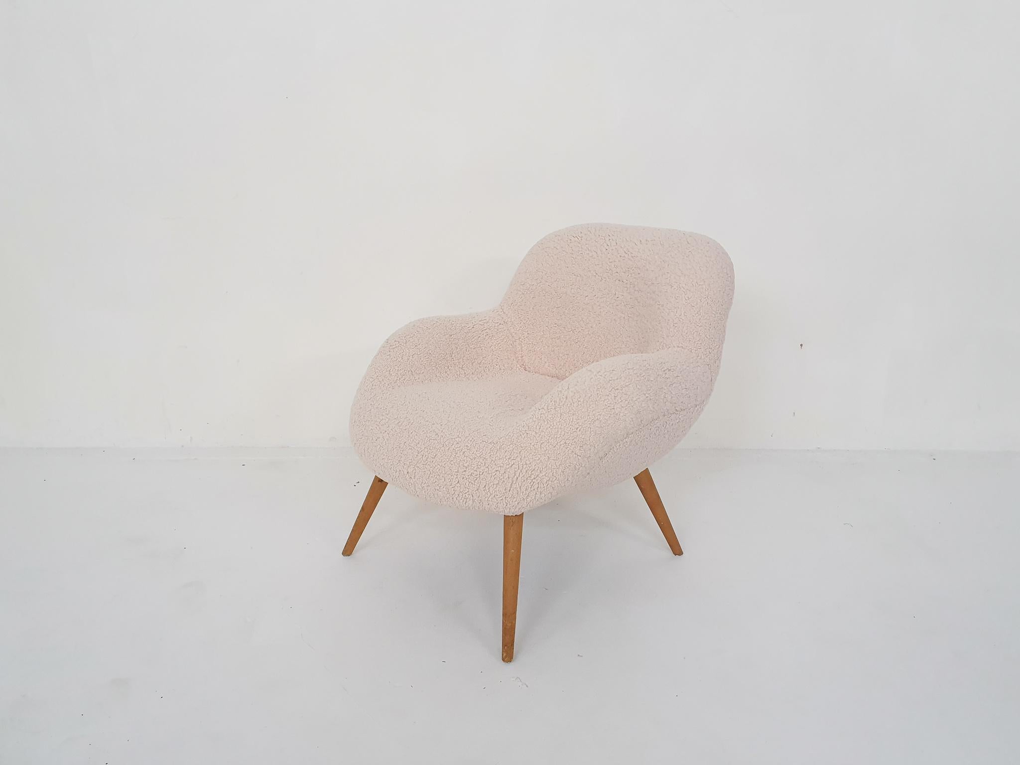 Scandinavian Modern Scandinanvian Modern Lounge Chair in Boucle, Denmark 1960's For Sale