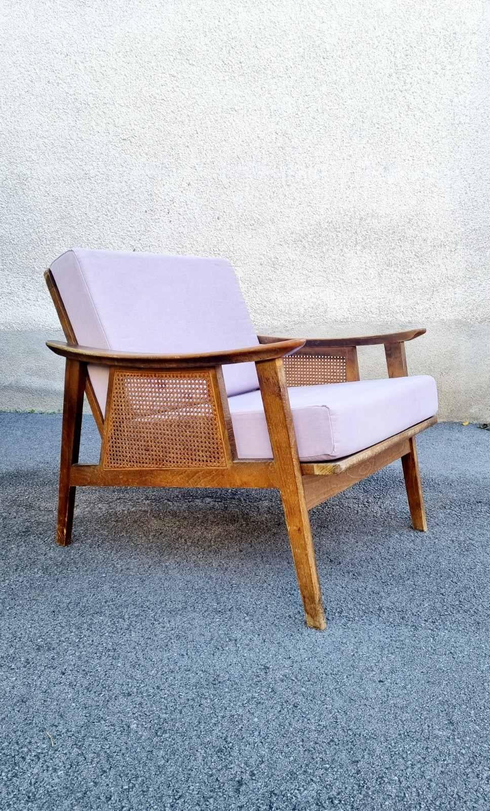 Ce magnifique fauteuil lounge a été fabriqué dans les années 60 en Yougoslavie, par Stol Kamnik.
Design/One classique
Il est fait de bois de noyer brun et de filets en rotin/wicker. Il est équipé de nouveaux coussins en alto léger qui s'adaptent