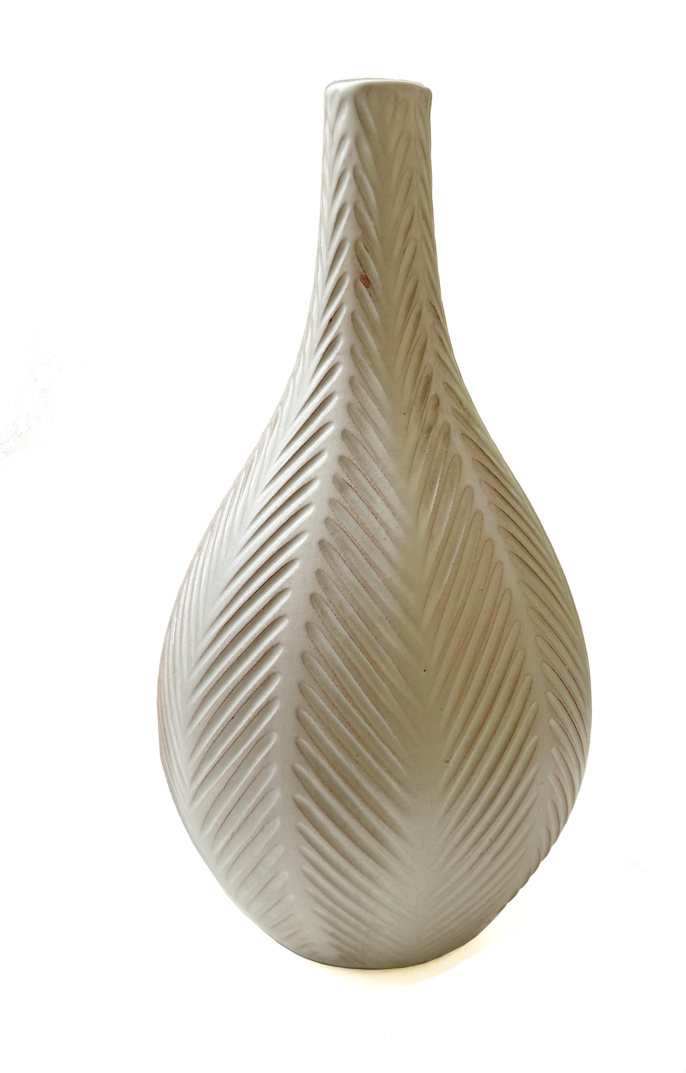 Vaso in gres di Scandinavia Modern Anna-Lisa Thomson, smalto bianco opaco, modello 23.
Whiting, con il suo elegante smalto bianco opaco e l'apertura sottile, questo vaso è perfetto per mettere in mostra un singolo fiore o per creare una splendida
