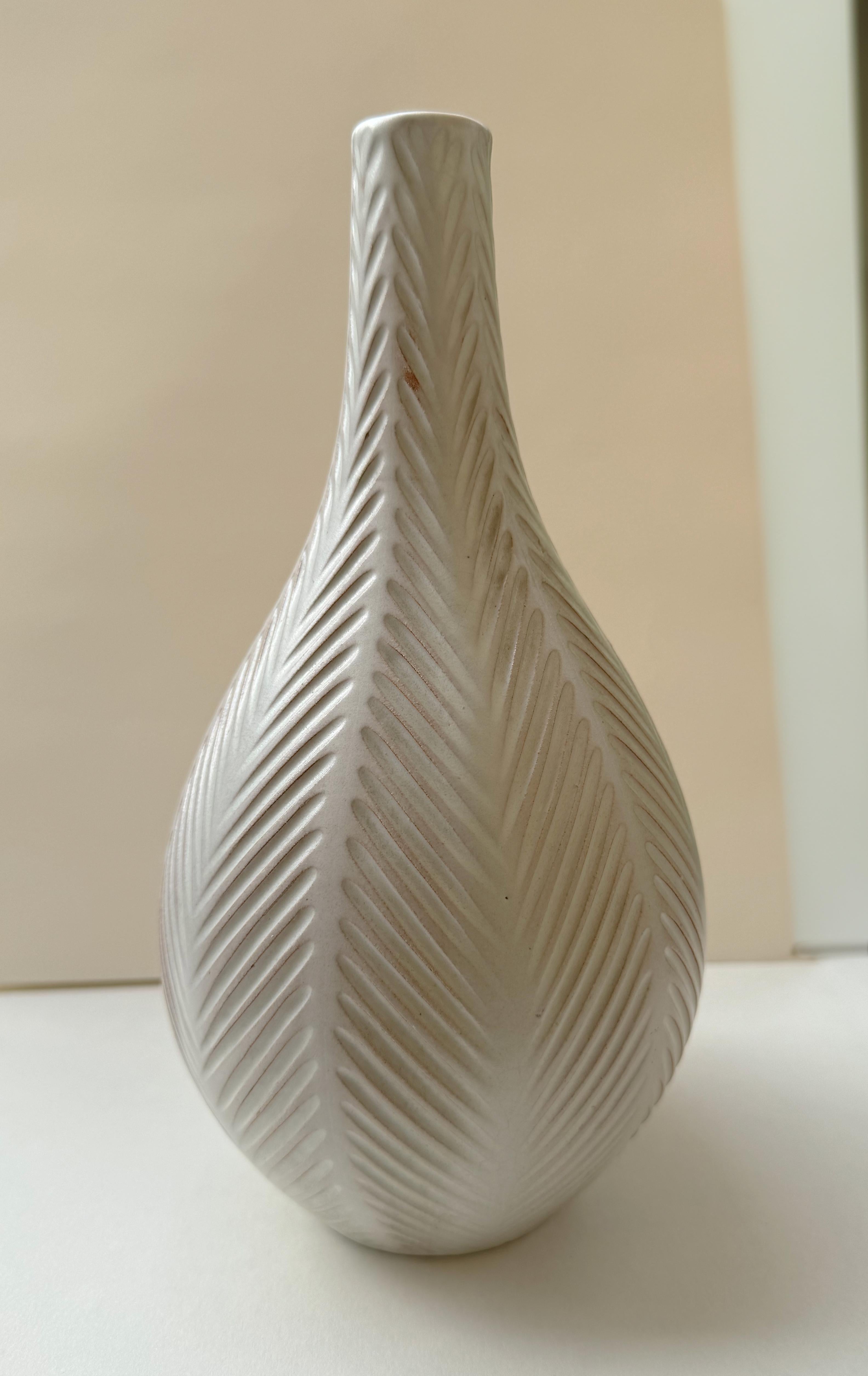 Mid-Century moderno The Modern Scandinavian Anna-Lisa Thomson Vaso in gres, smalto bianco opaco modello 23 in vendita