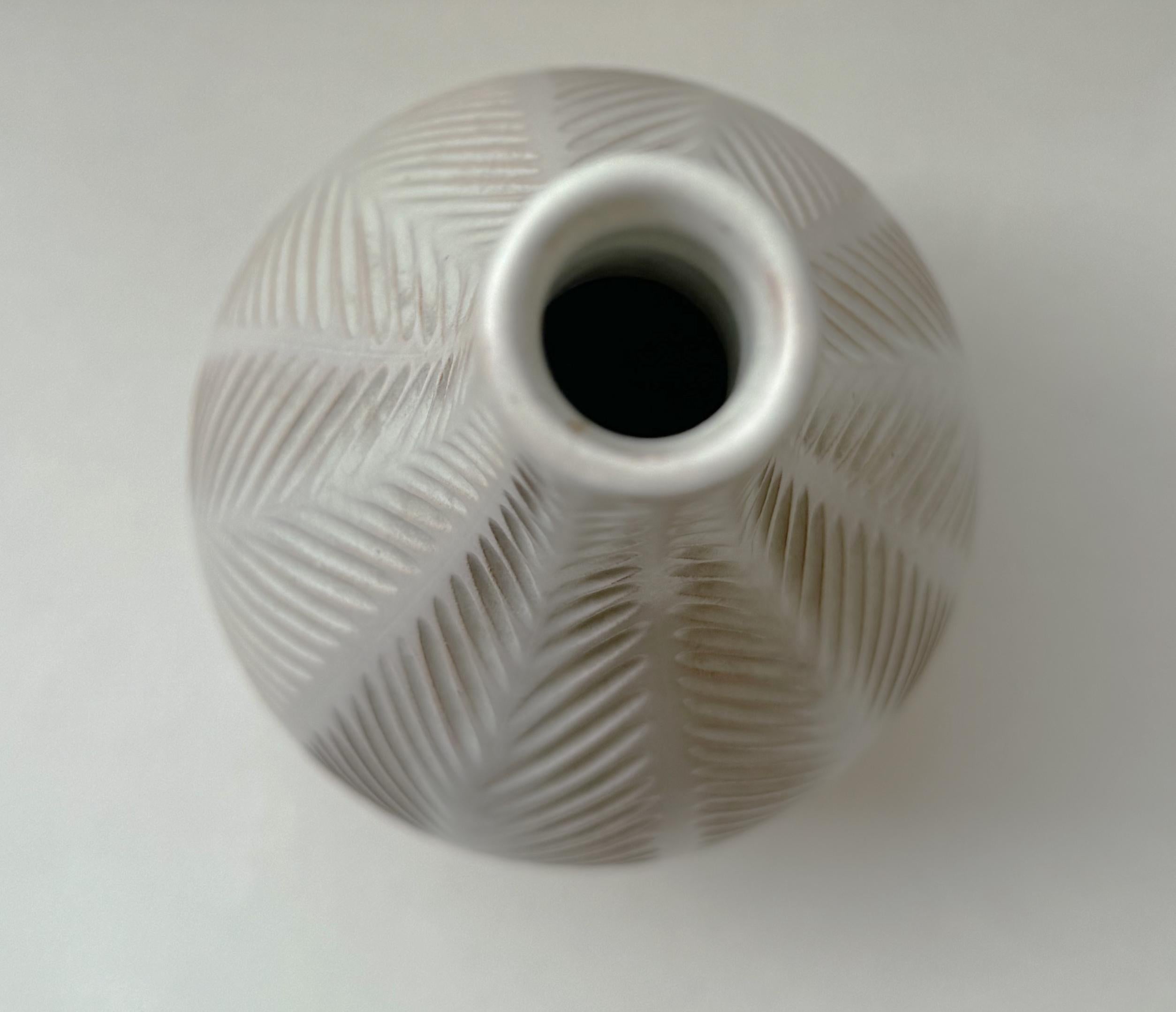 Europeo The Modern Scandinavian Anna-Lisa Thomson Vaso in gres, smalto bianco opaco modello 23 in vendita