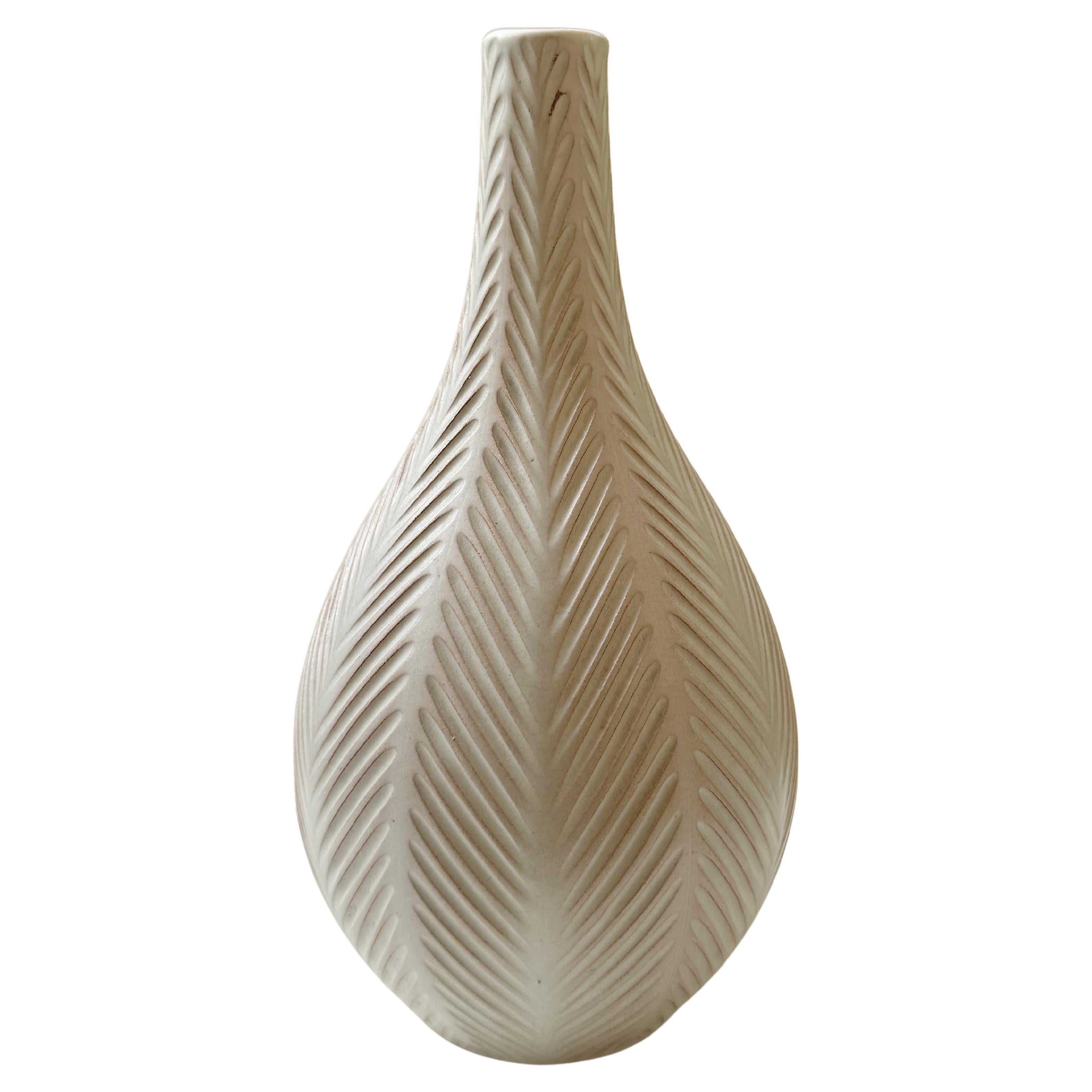 The Modern Scandinavian Anna-Lisa Thomson Vaso in gres, smalto bianco opaco modello 23 in vendita