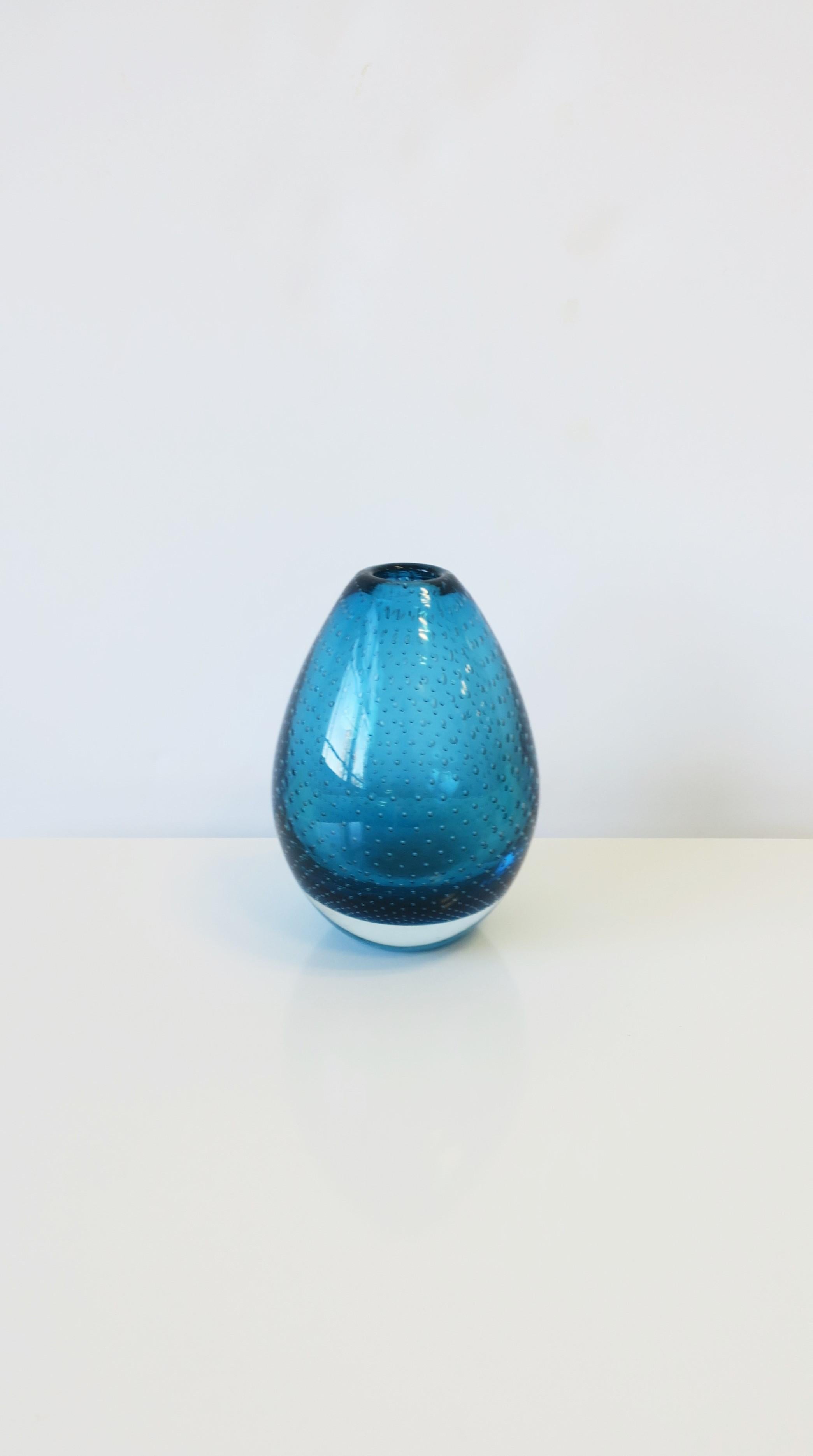 A beautiful and substantial Scandinavia Modern Mid-Century Modern blue art glass vase with a tiny, controlled bubble design, mid-20th century, Denmark, Scandinavia. 

Dimensions: 4.07