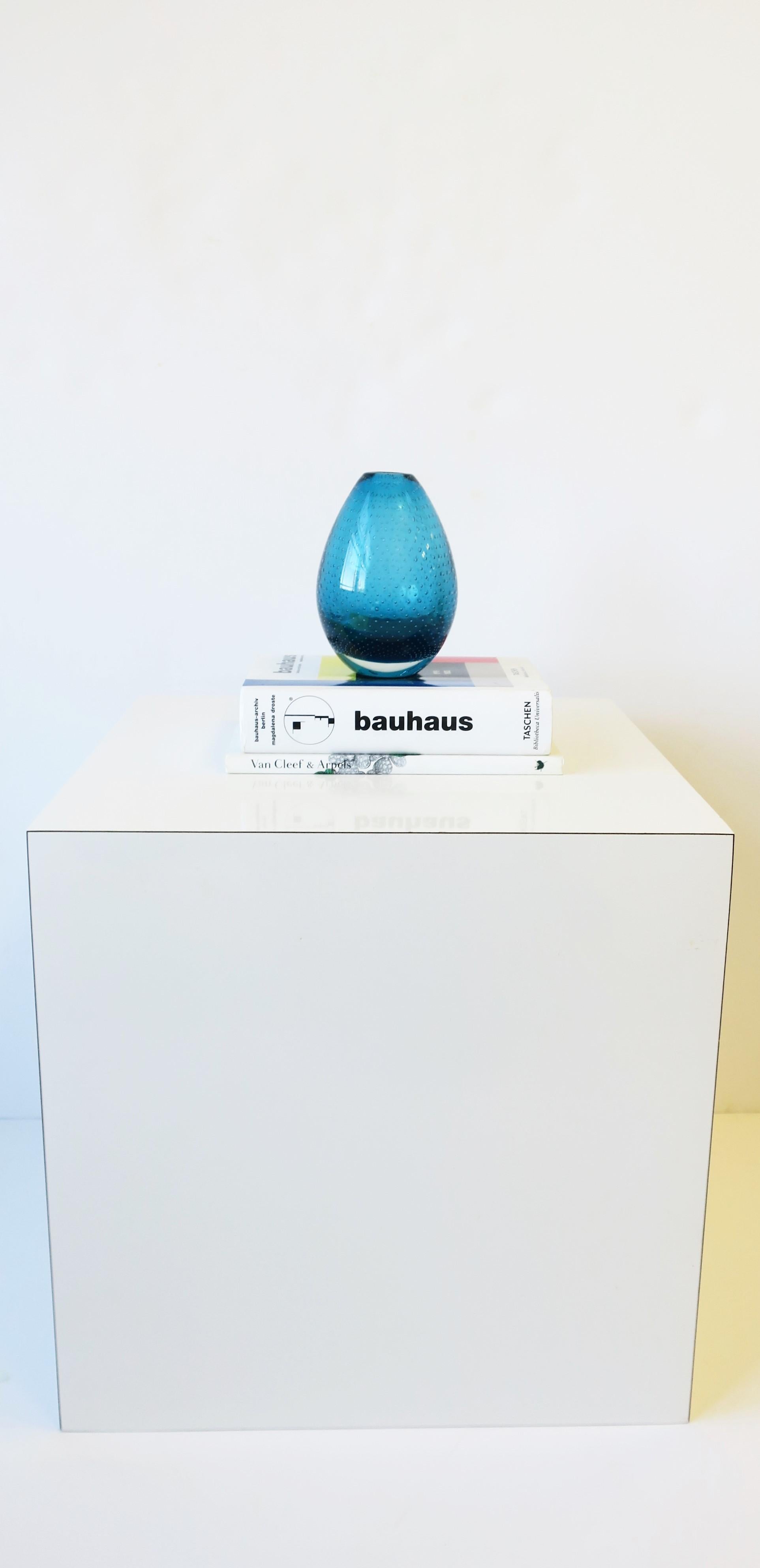 Scandinavia Modern Blue Art Glass Vase Mid-Century Modern In Good Condition For Sale In New York, NY