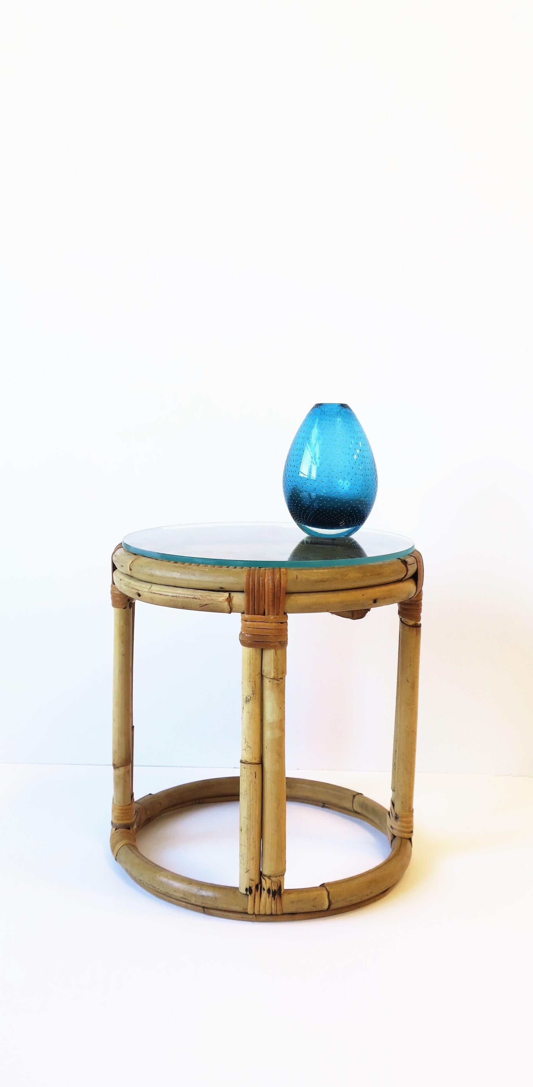 Scandinavia Modern Blue Art Glass Vase Mid-Century Modern For Sale 2