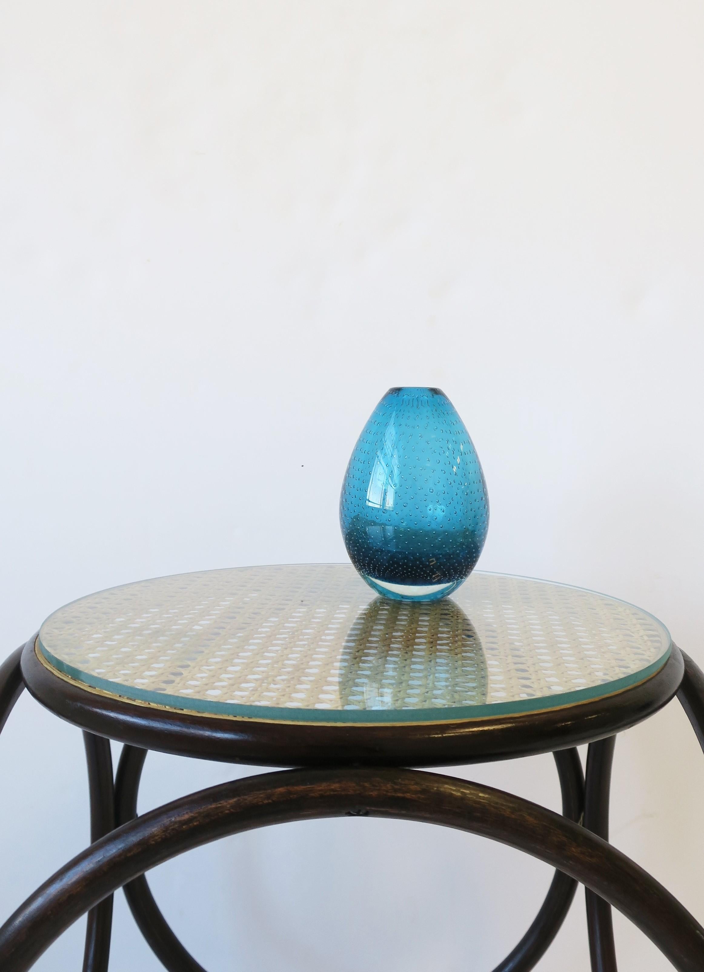 Scandinavia Modern Blue Art Glass Vase Mid-Century Modern For Sale 4