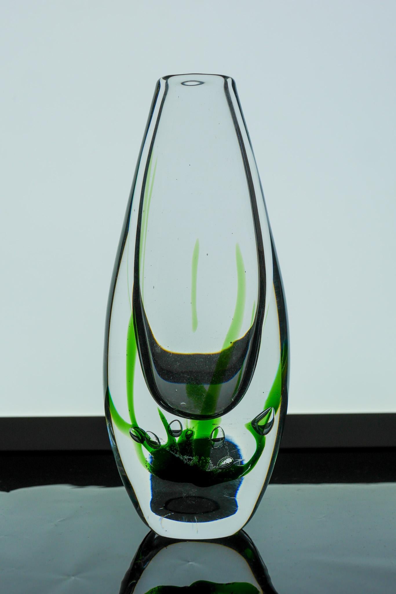 Hand-Crafted Scandinavia modern seaweed and fish vases made by Vicke Lindstrand Kosta, Sweden For Sale