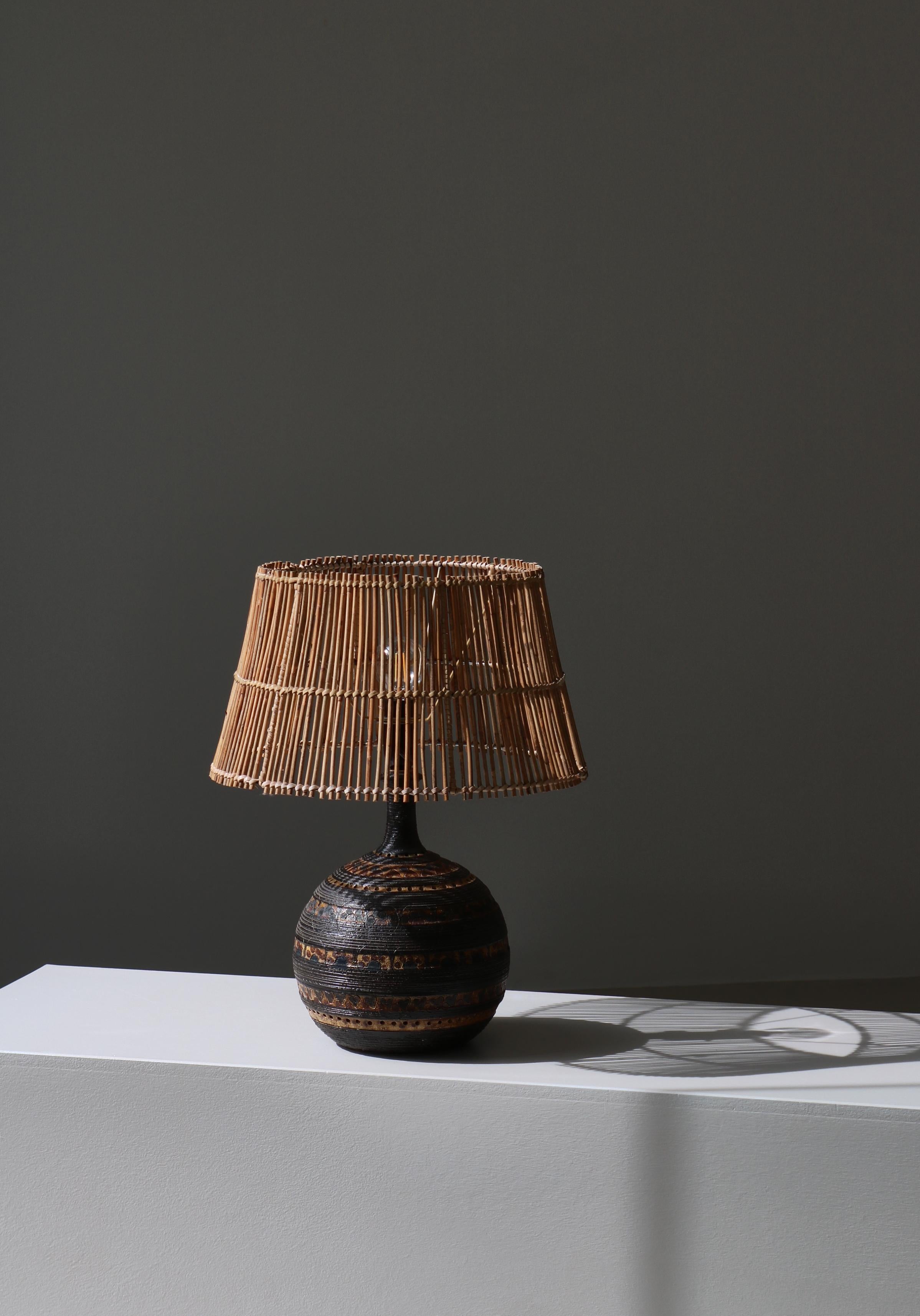 Lampe de table unique fabriquée à la main dans les années 1970 par l'artiste Jette Hellerøe dans son propre studio au Danemark. La lampe est fabriquée en grès et décorée de figures et de symboles géométriques. Signé par l'artiste. Monté avec un