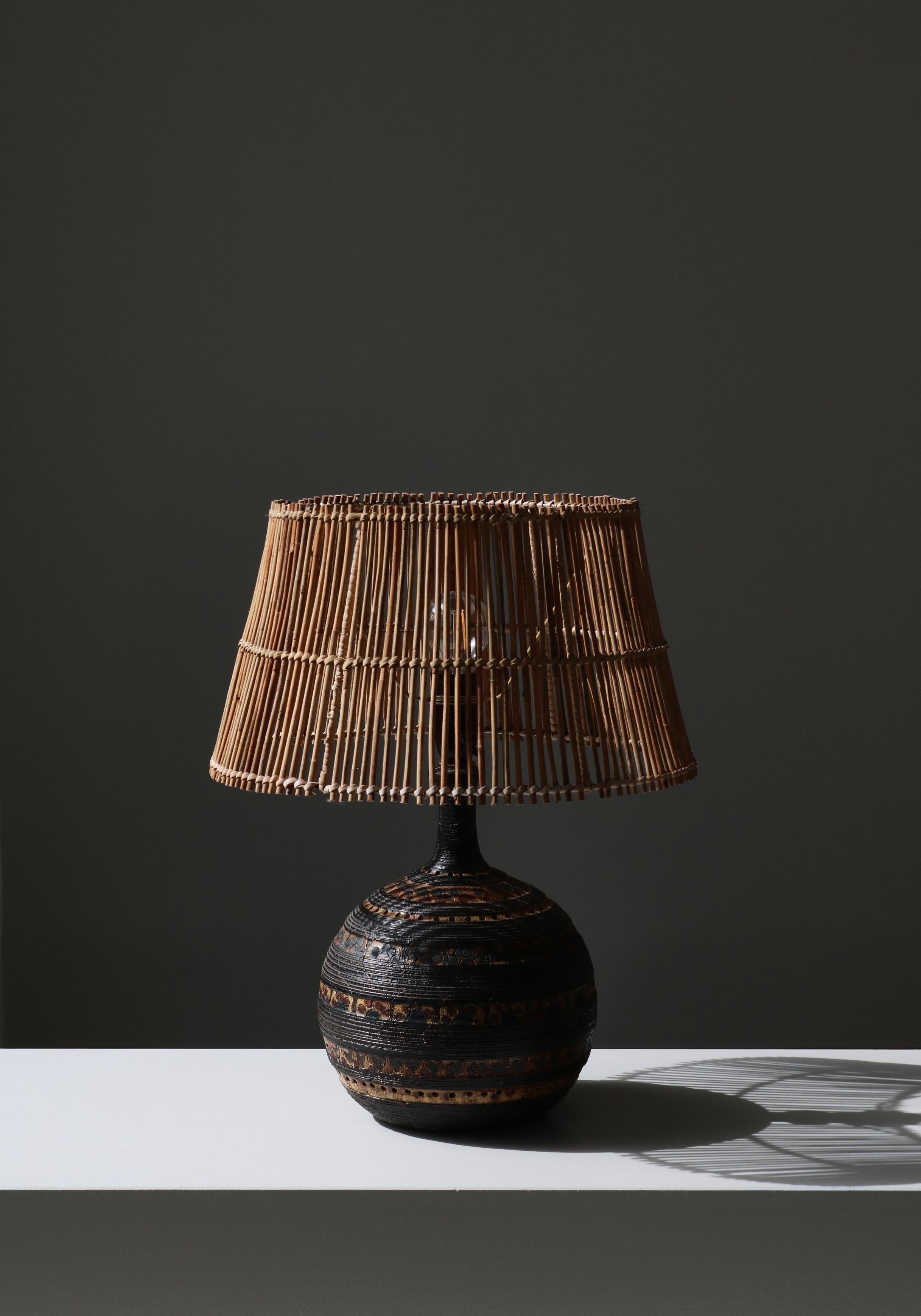 Scandinave moderne Lampe de table en céramique et rotin The Moderns par Jette Hellerøe, 1970 en vente
