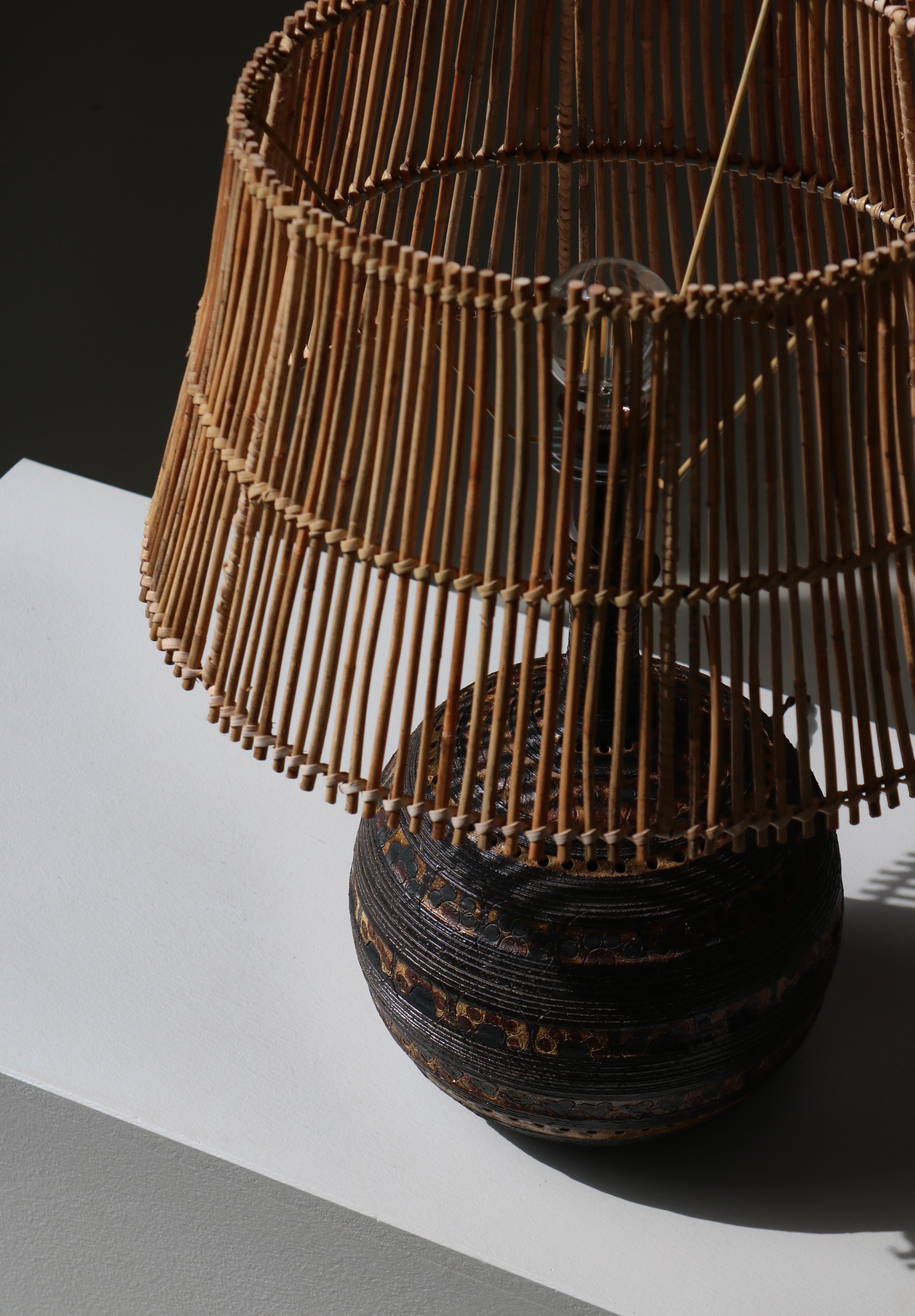 Danois Lampe de table en céramique et rotin The Moderns par Jette Hellerøe, 1970 en vente