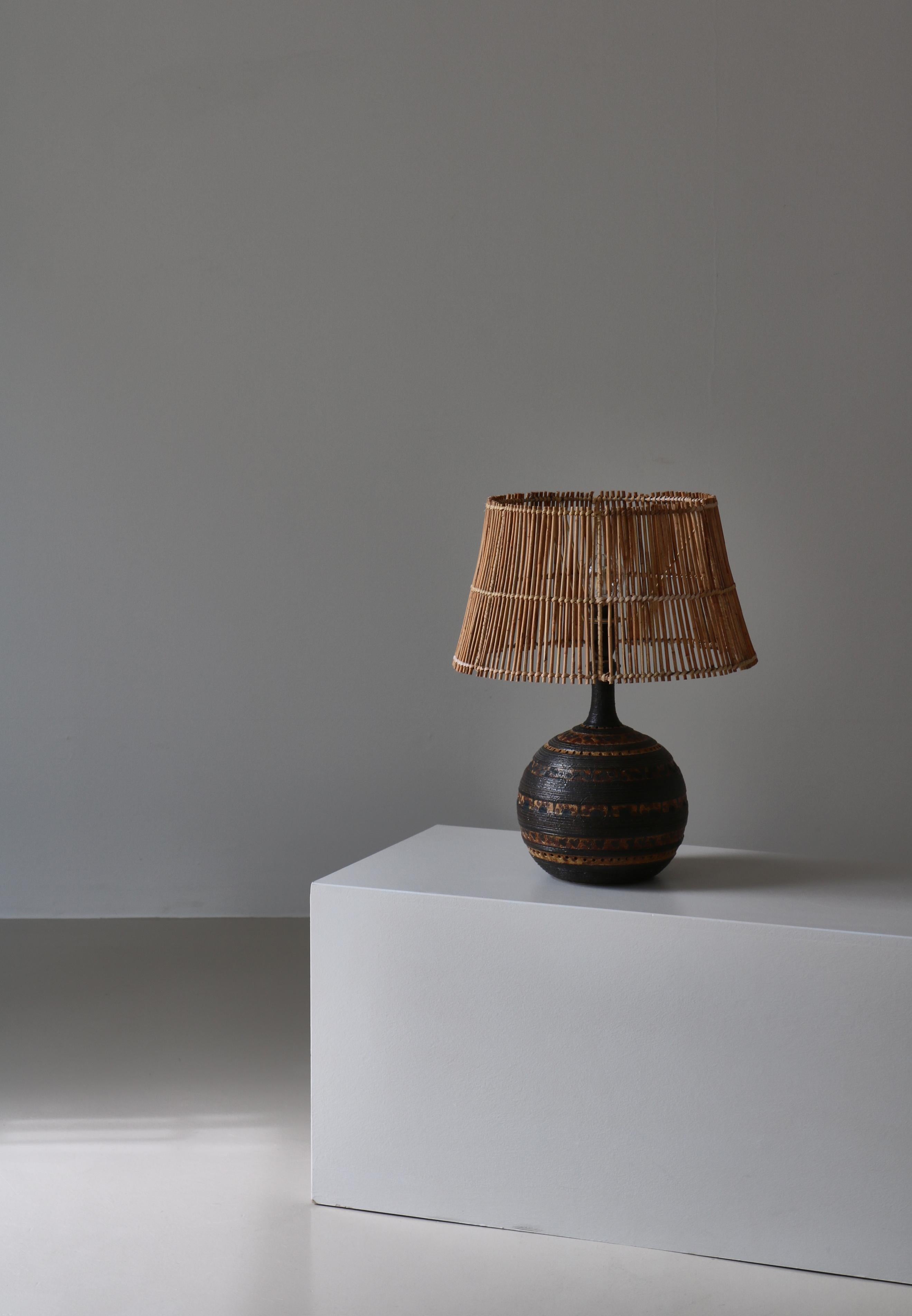 Lampe de table en céramique et rotin The Moderns par Jette Hellerøe, 1970 Bon état - En vente à Odense, DK