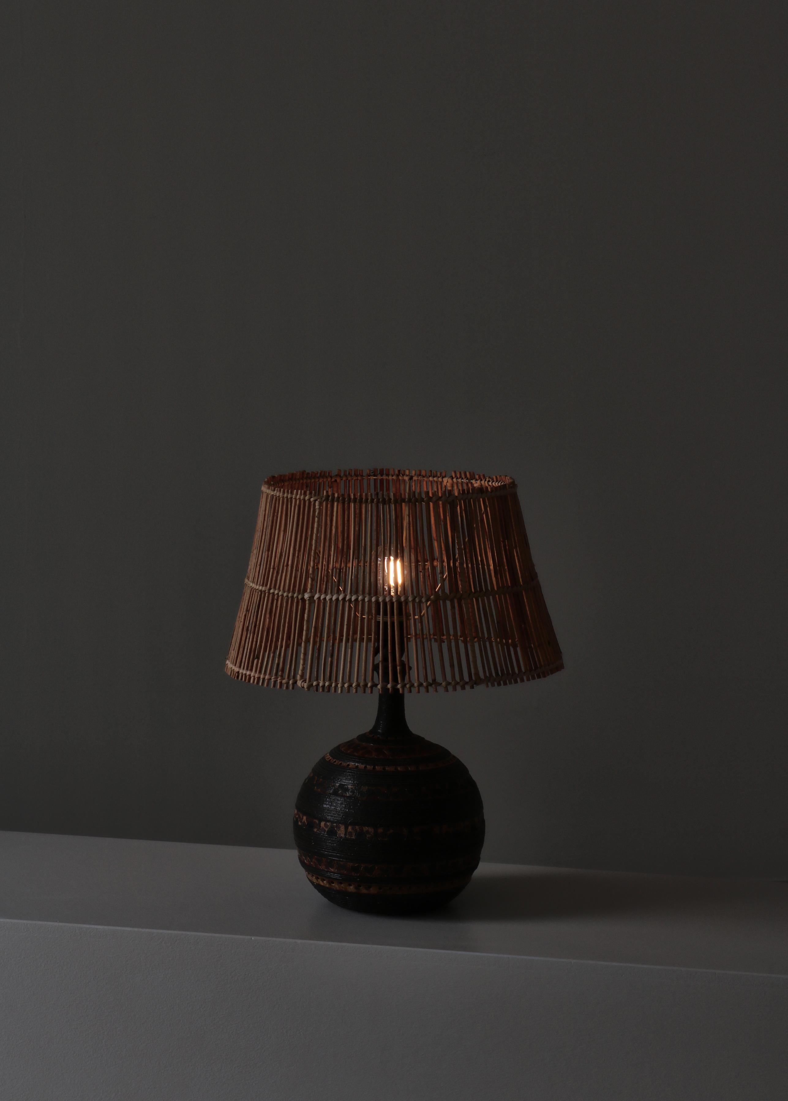 Fin du 20e siècle Lampe de table en céramique et rotin The Moderns par Jette Hellerøe, 1970 en vente
