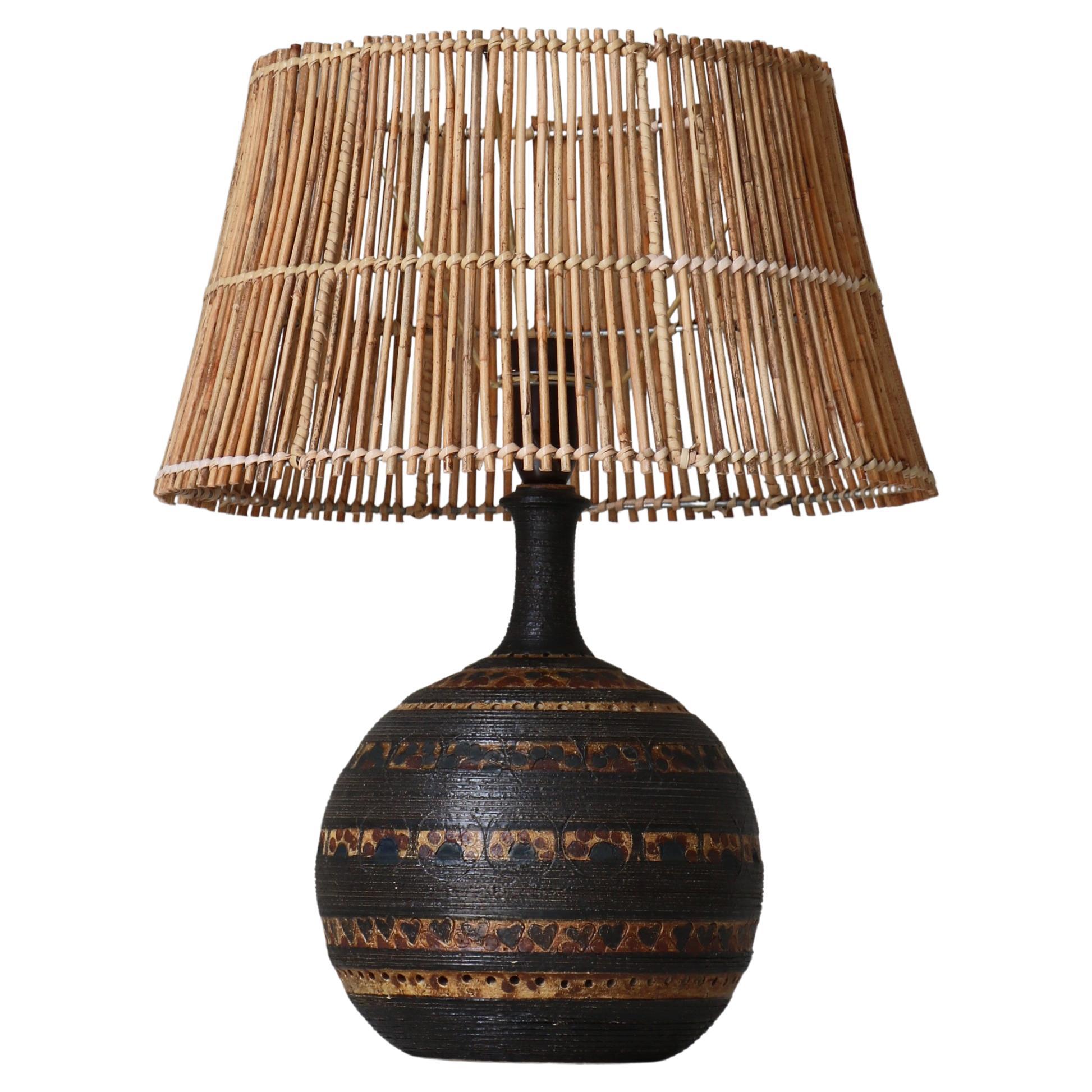 Lampada da tavolo moderna scandinava in ceramica e rattan di Jette Hellerøe, anni '70