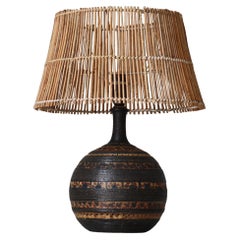 Skandinavien Modern Einzigartige Tischlampe aus Keramik und Rattan von Jette Hellerøe, 1970er Jahre
