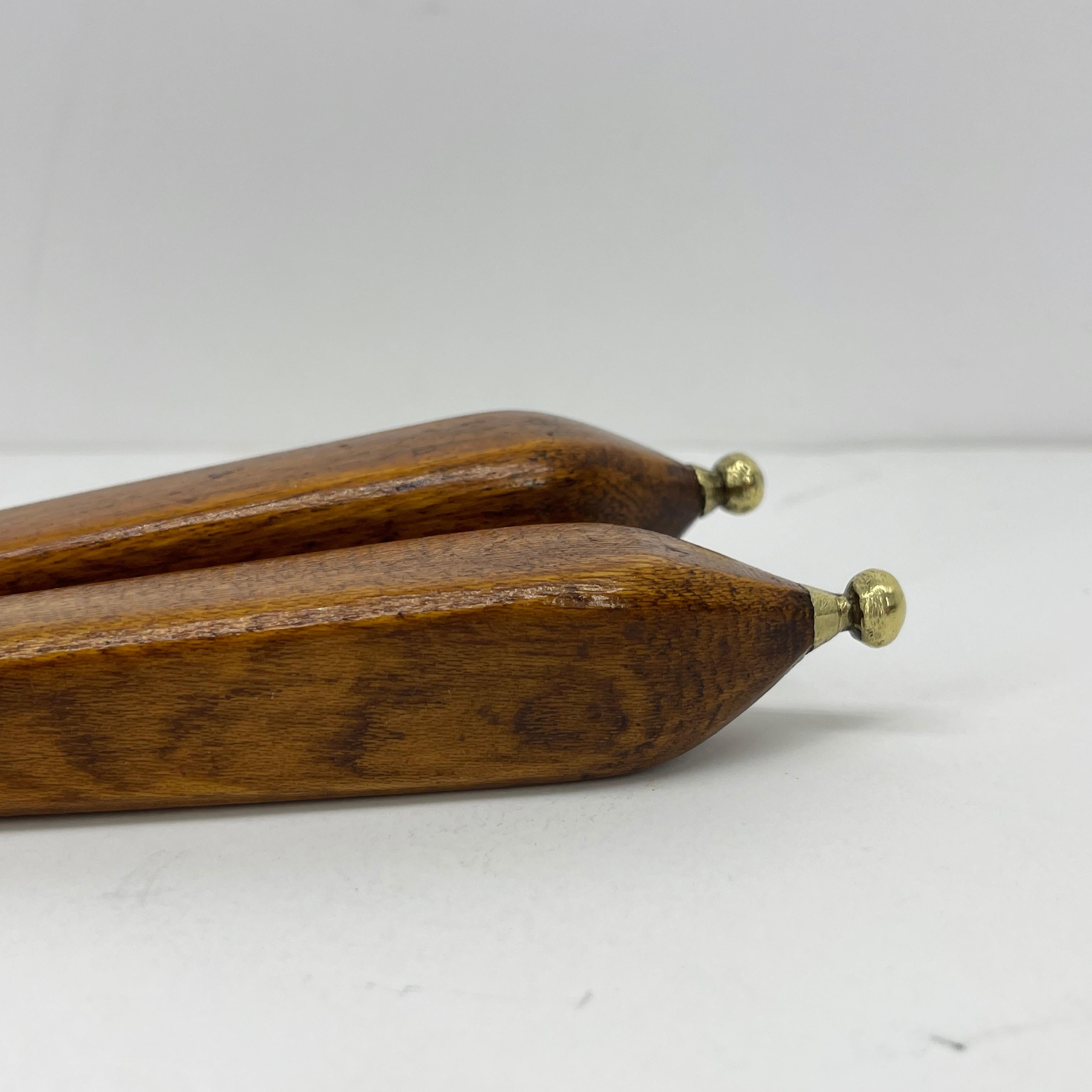 Casse-noix scandinave en laiton du XVIIIe siècle avec poignées en bois en vente 7