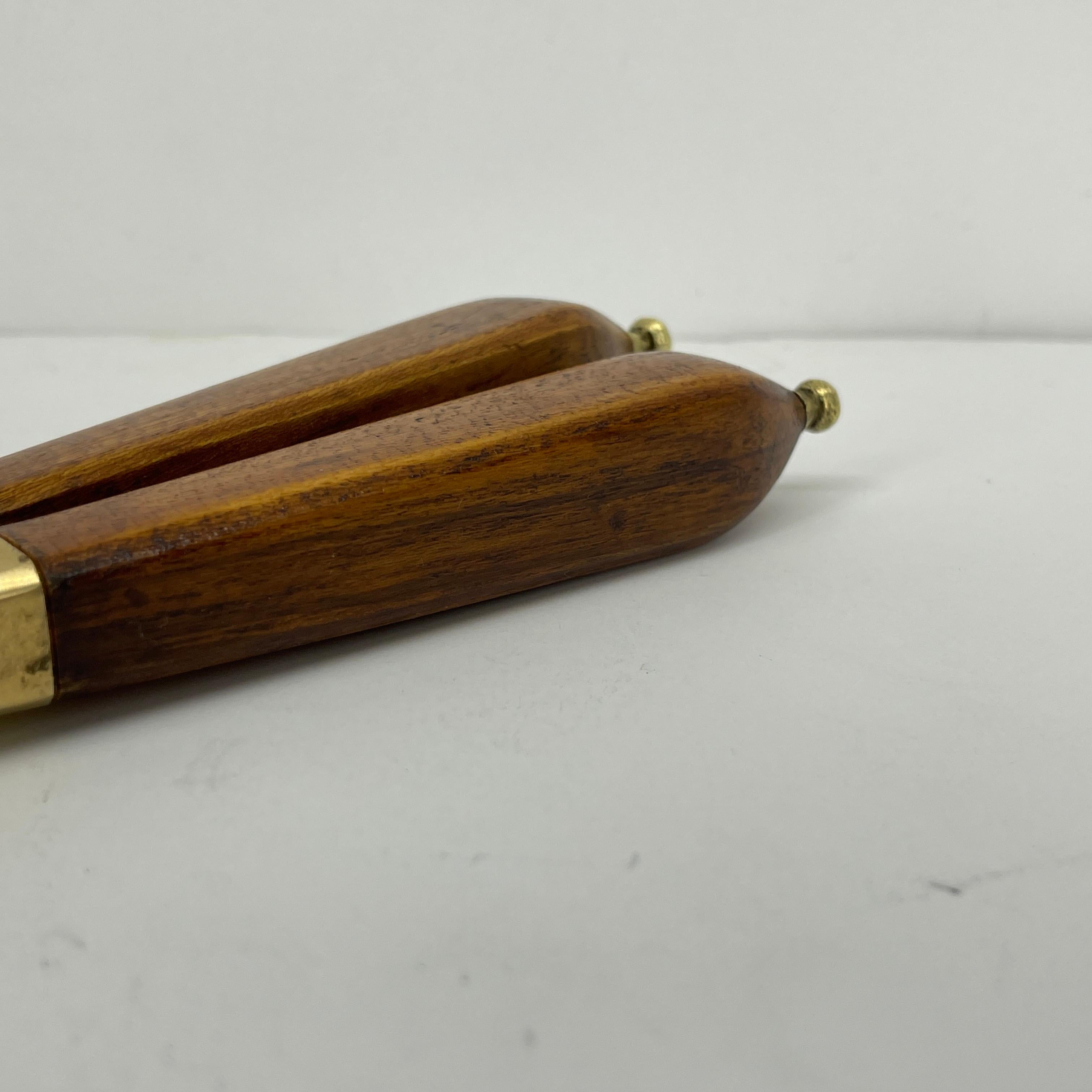 Casse-noix scandinave en laiton du XVIIIe siècle avec poignées en bois en vente 8