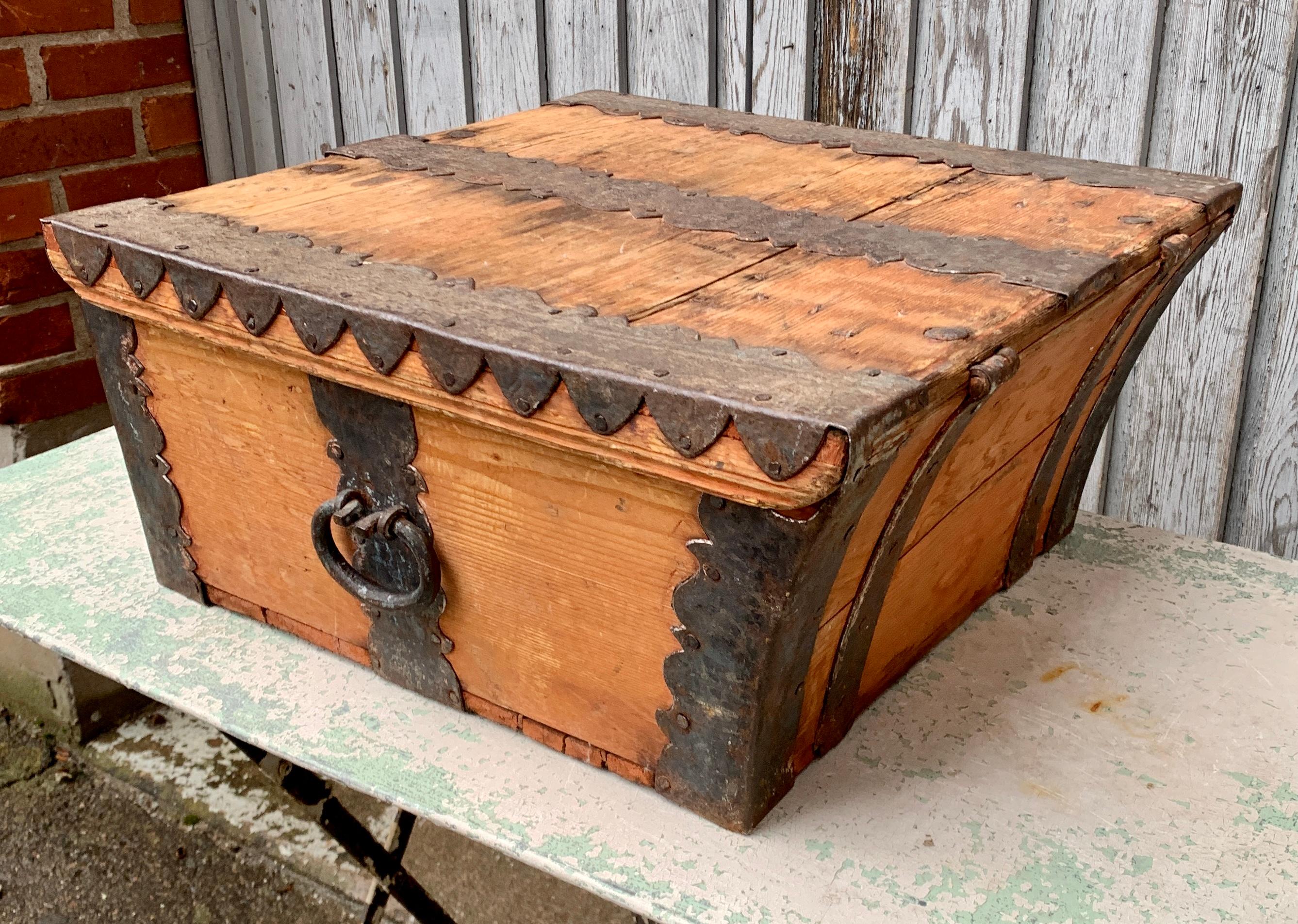 Scandinavian 18th Century Wooden Box, Dated 1752 For Sale 5