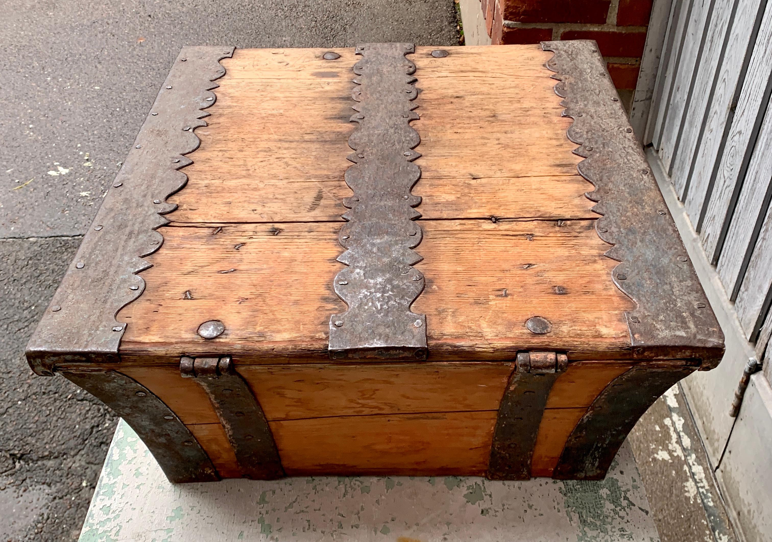 Scandinavian 18th Century Wooden Box, Dated 1752 For Sale 6