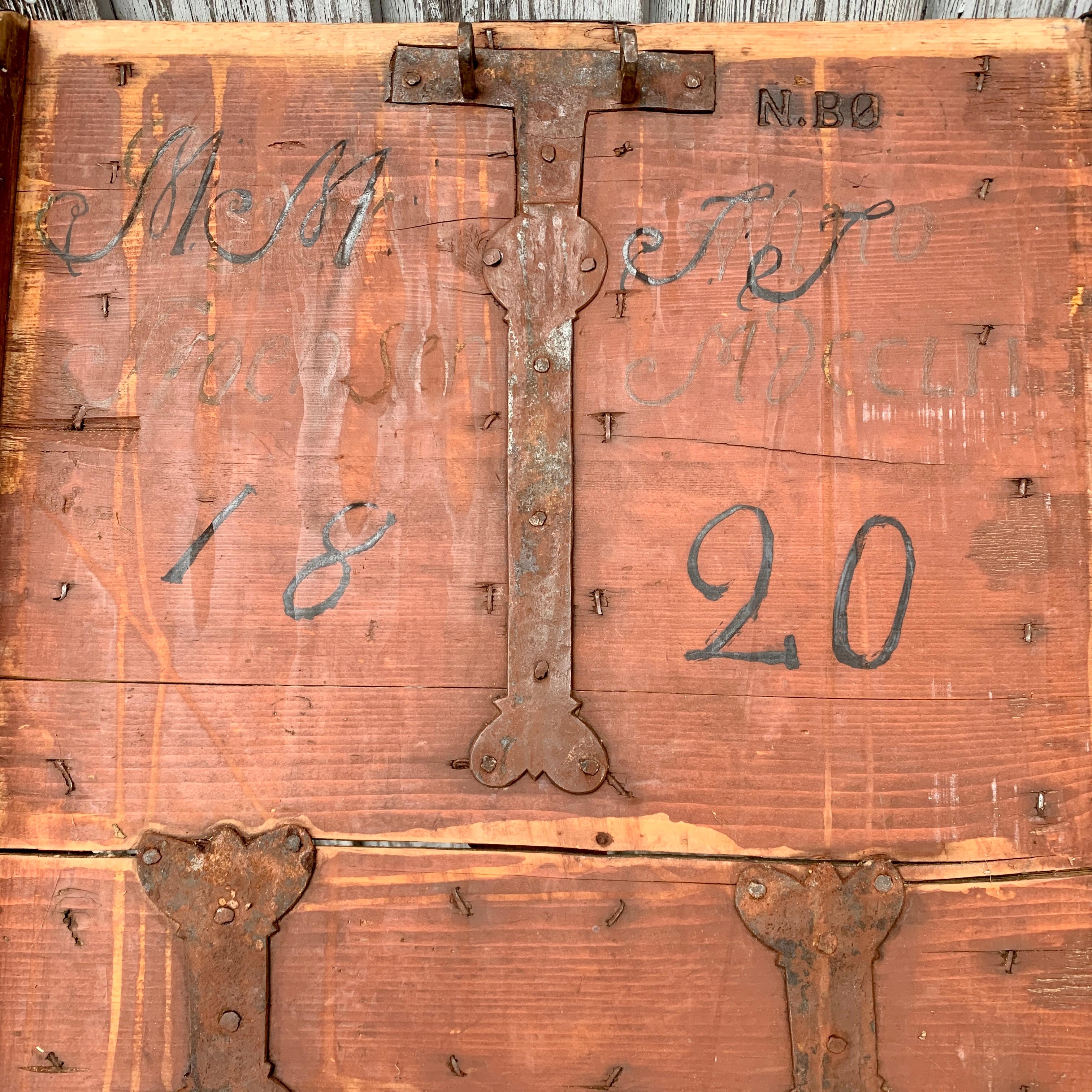 Boîte scandinave en bois du 18ème siècle, datée de 1752 en vente 10