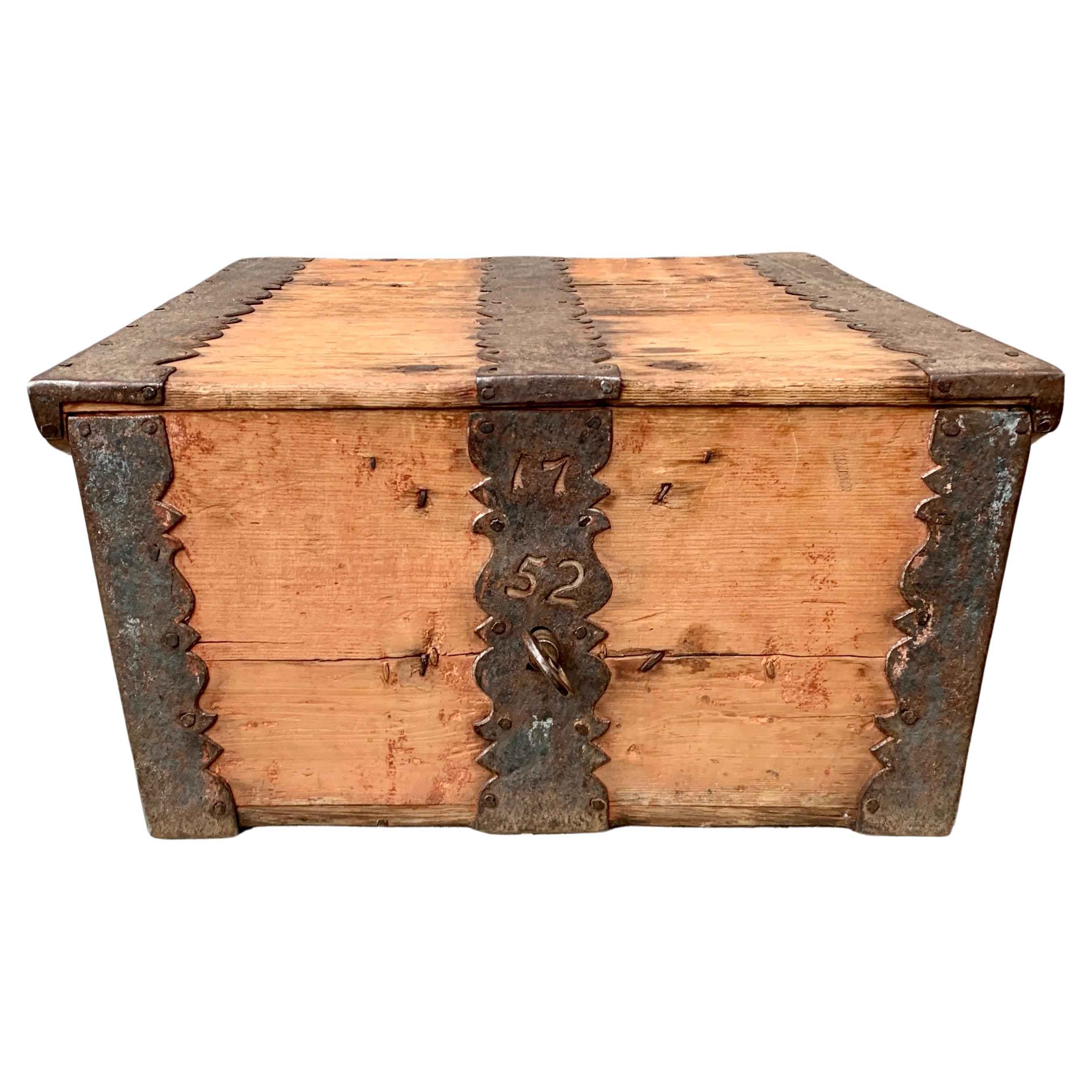 Boîte scandinave en bois du 18ème siècle, datée de 1752