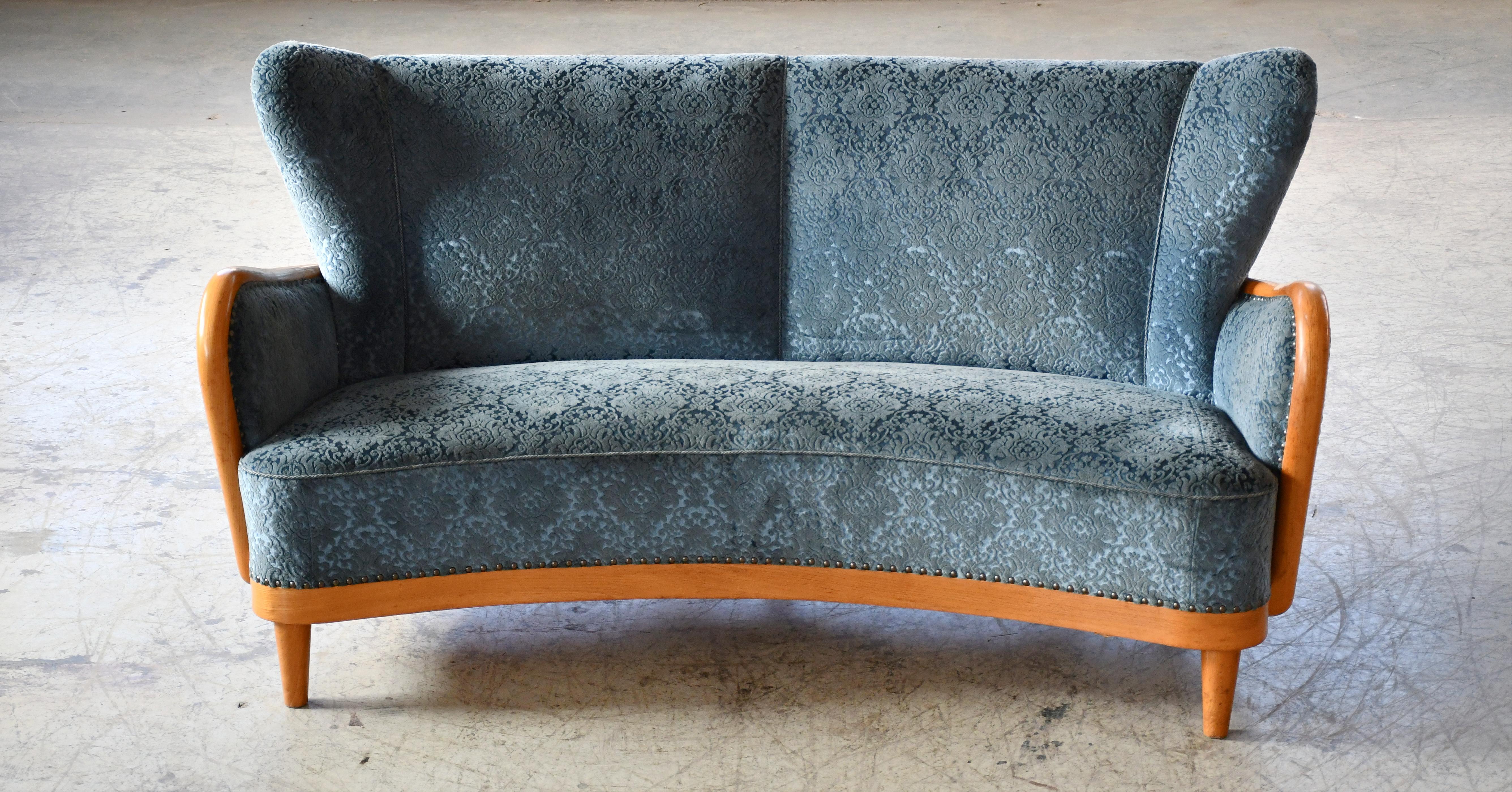 Skandinavisches geschwungenes Sofa aus den 1940er Jahren mit offenen Armlehnen und Ahorn-Akzenten (Moderne der Mitte des Jahrhunderts) im Angebot