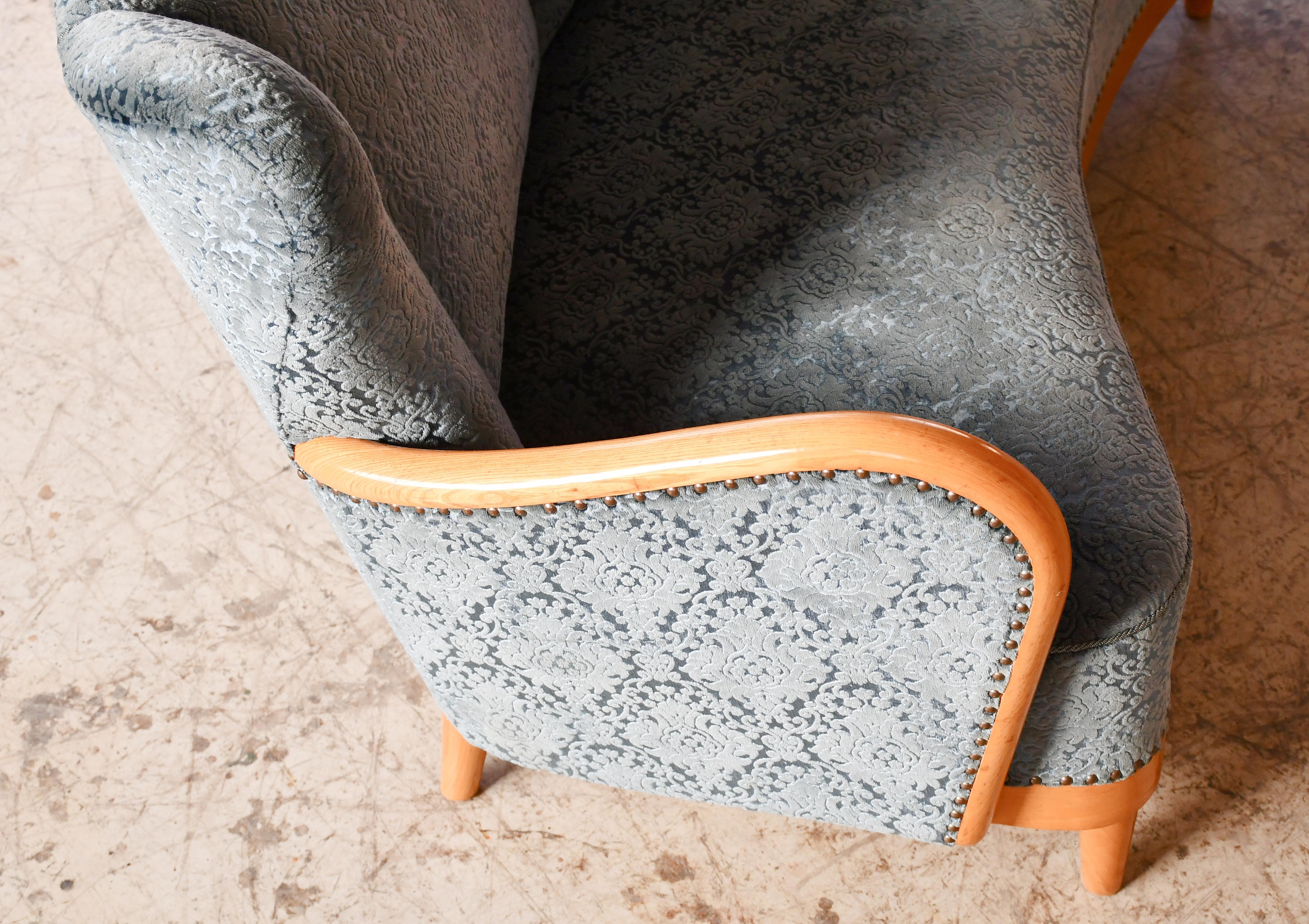 Skandinavisches geschwungenes Sofa aus den 1940er Jahren mit offenen Armlehnen und Ahorn-Akzenten (Wolle) im Angebot