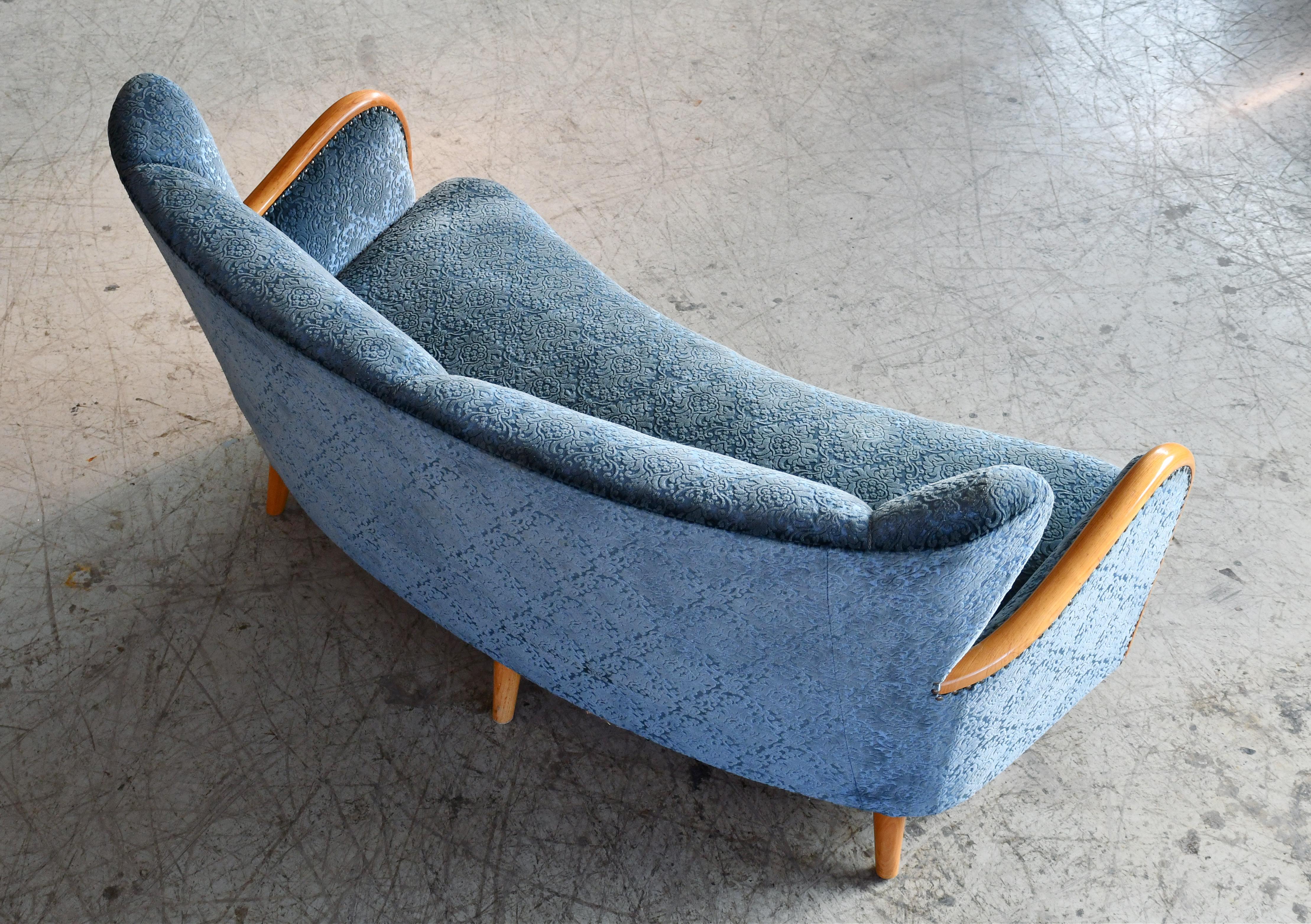 Skandinavisches geschwungenes Sofa aus den 1940er Jahren mit offenen Armlehnen und Ahorn-Akzenten im Angebot 1