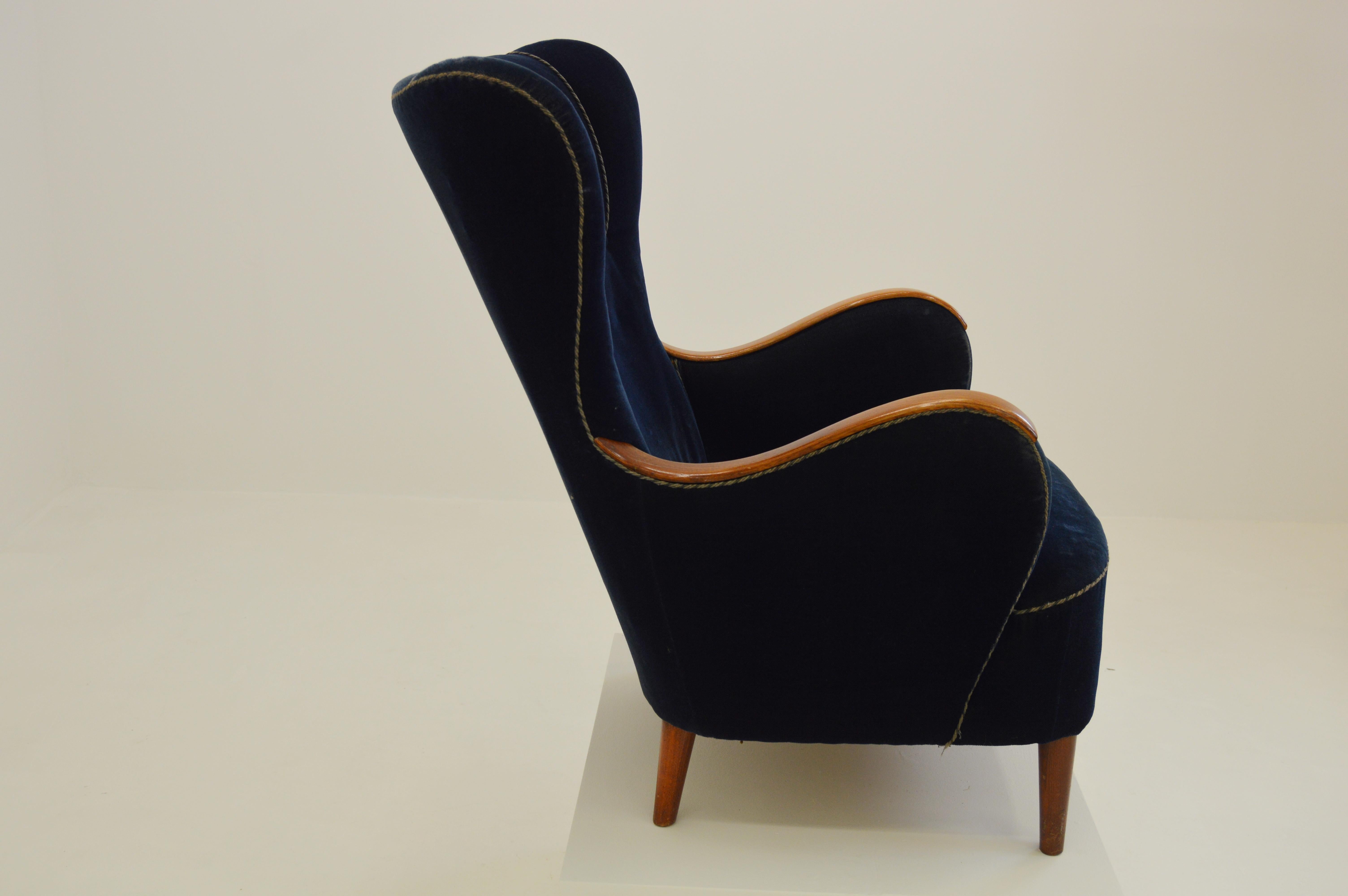 Scandinavian 1940s Curvy Wingback Organic Lounge Chair For Sale 4