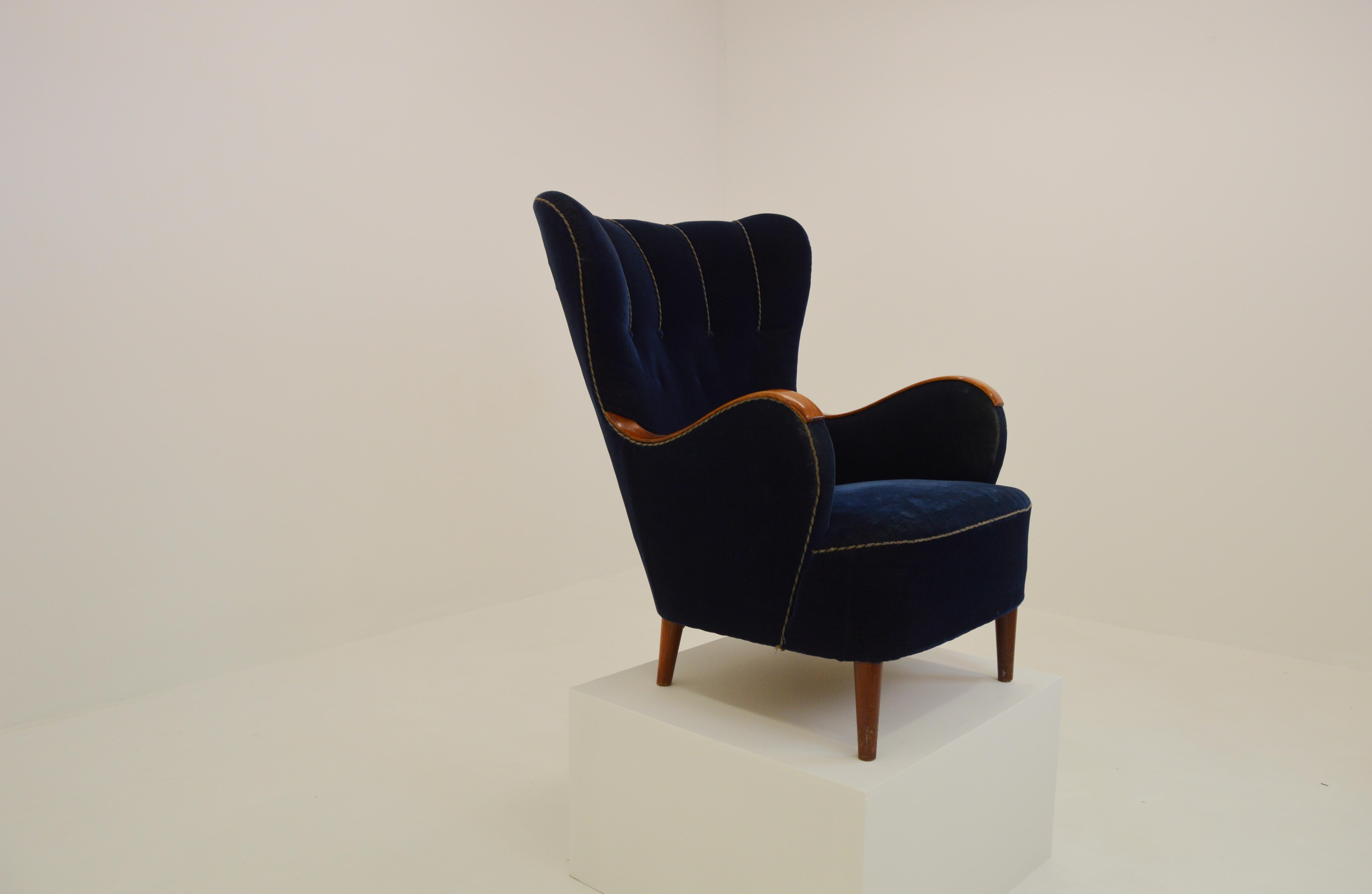 Scandinavian 1940s Curvy Wingback Organic Lounge Chair For Sale 5