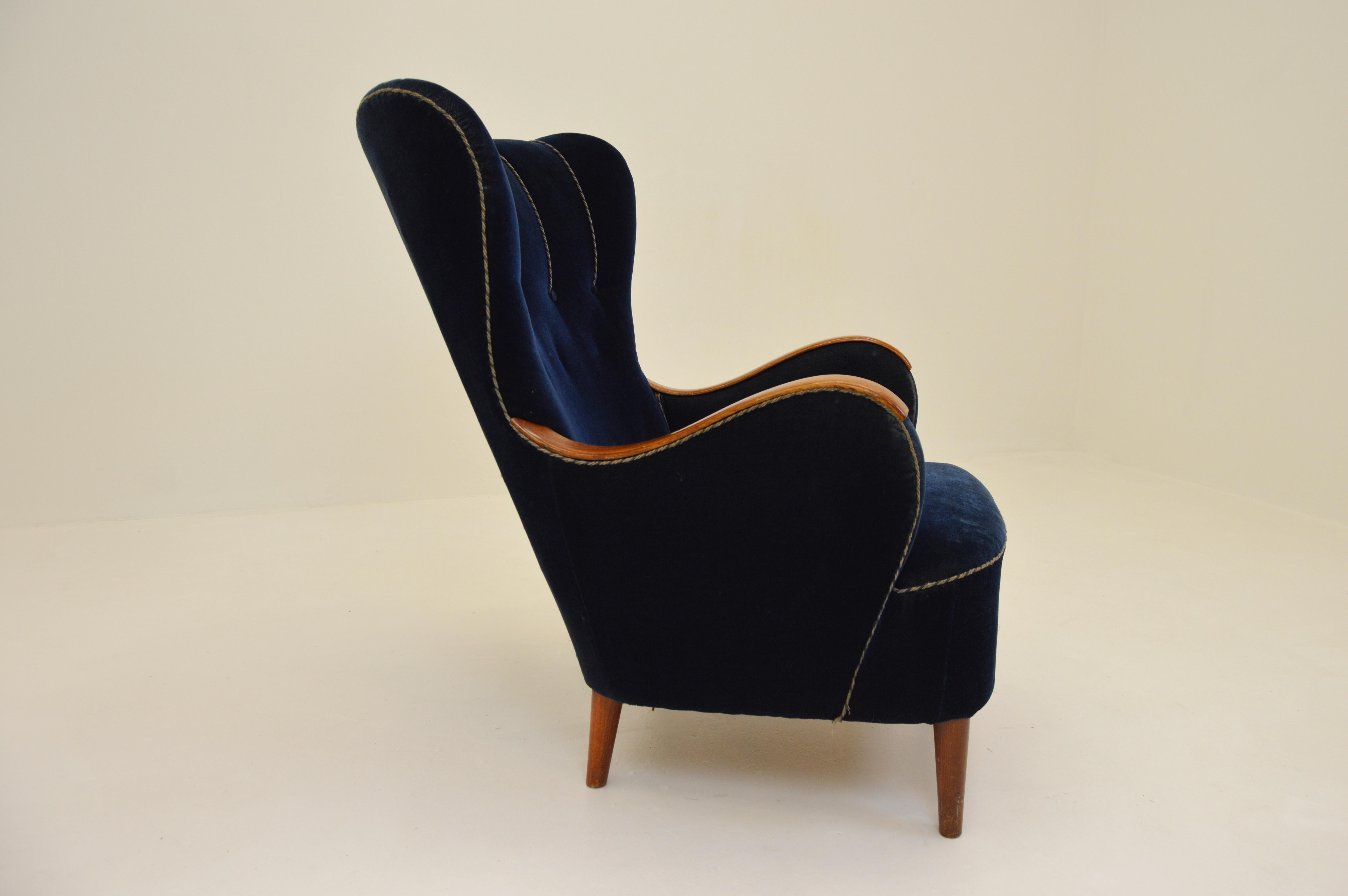 Mid-Century Modern Scandinavian 1940s Curvy Wingback Organic Lounge Chair For Sale