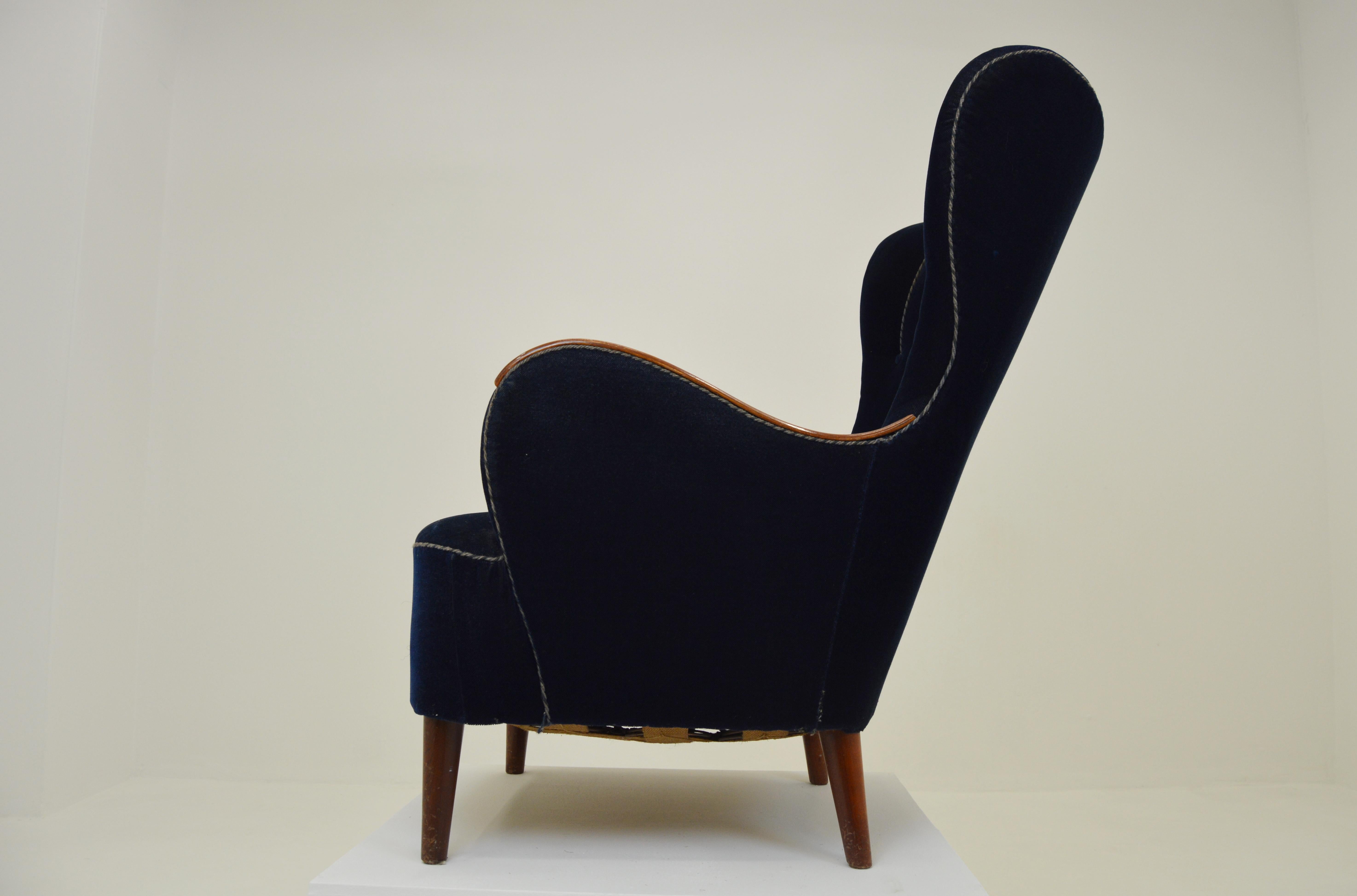 Scandinavian 1940s Curvy Wingback Organic Lounge Chair In Fair Condition For Sale In Alvesta, SE