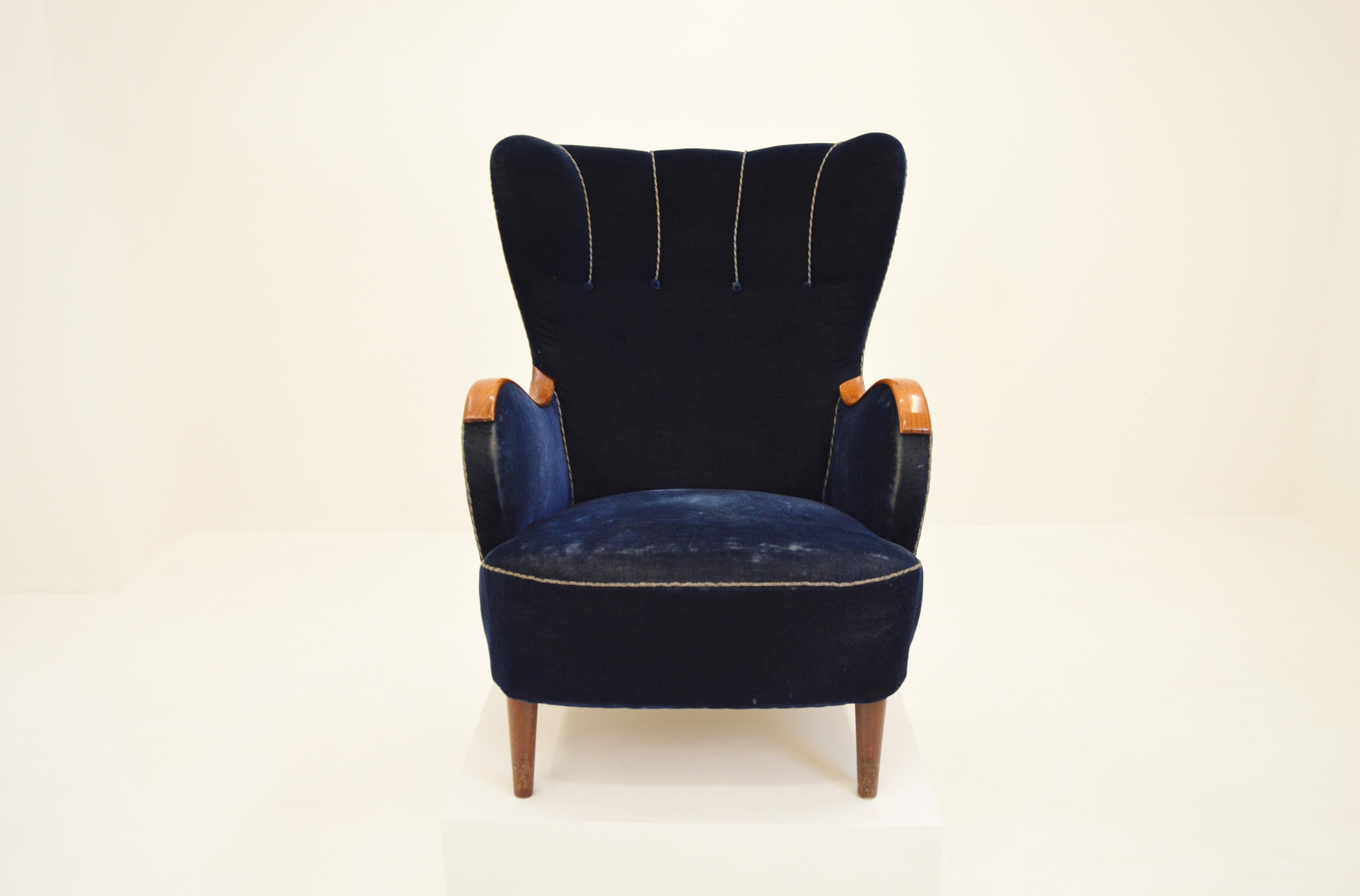 Mid-20th Century Scandinavian 1940s Curvy Wingback Organic Lounge Chair For Sale