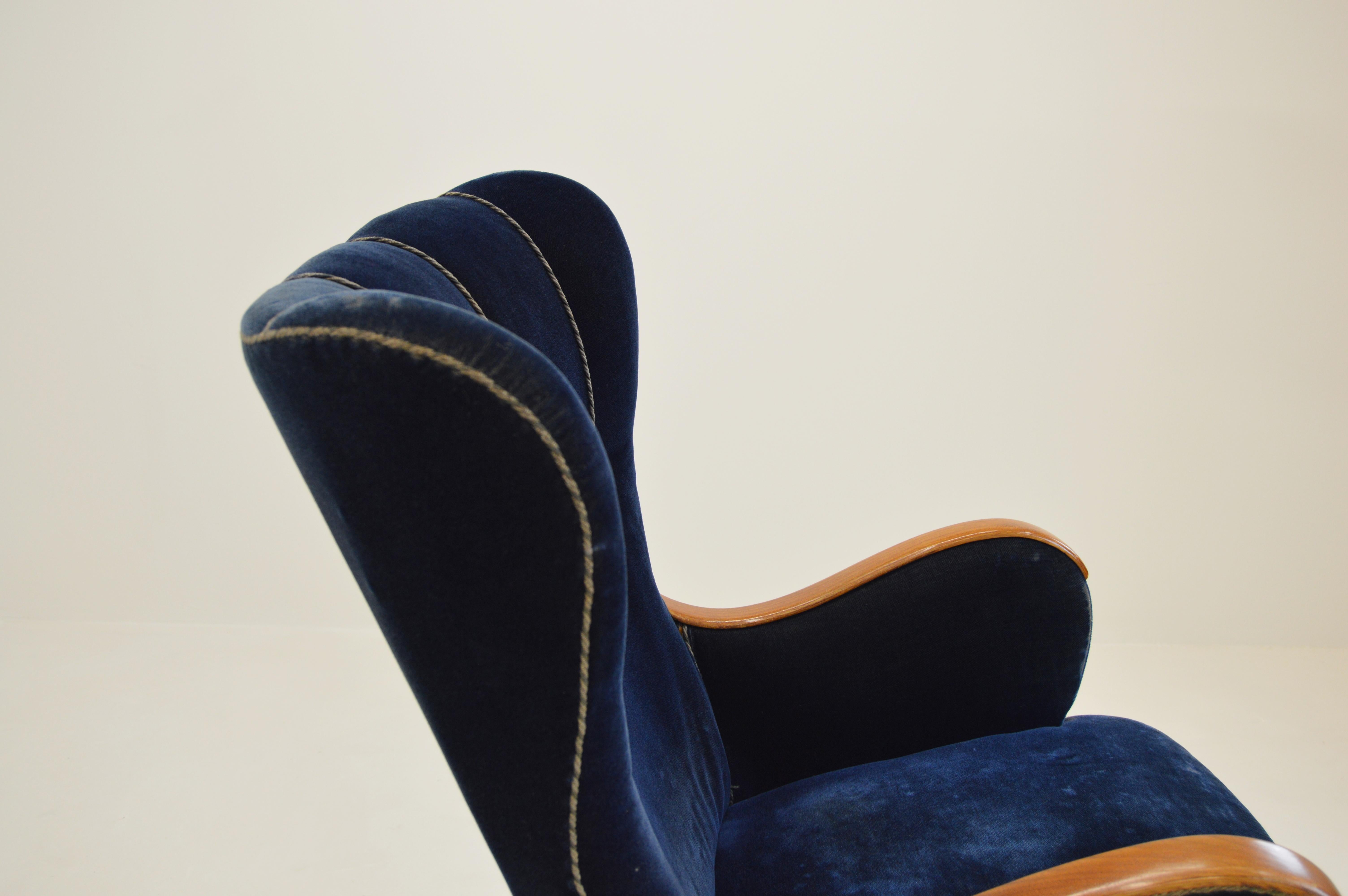 Scandinavian 1940s Curvy Wingback Organic Lounge Chair For Sale 2