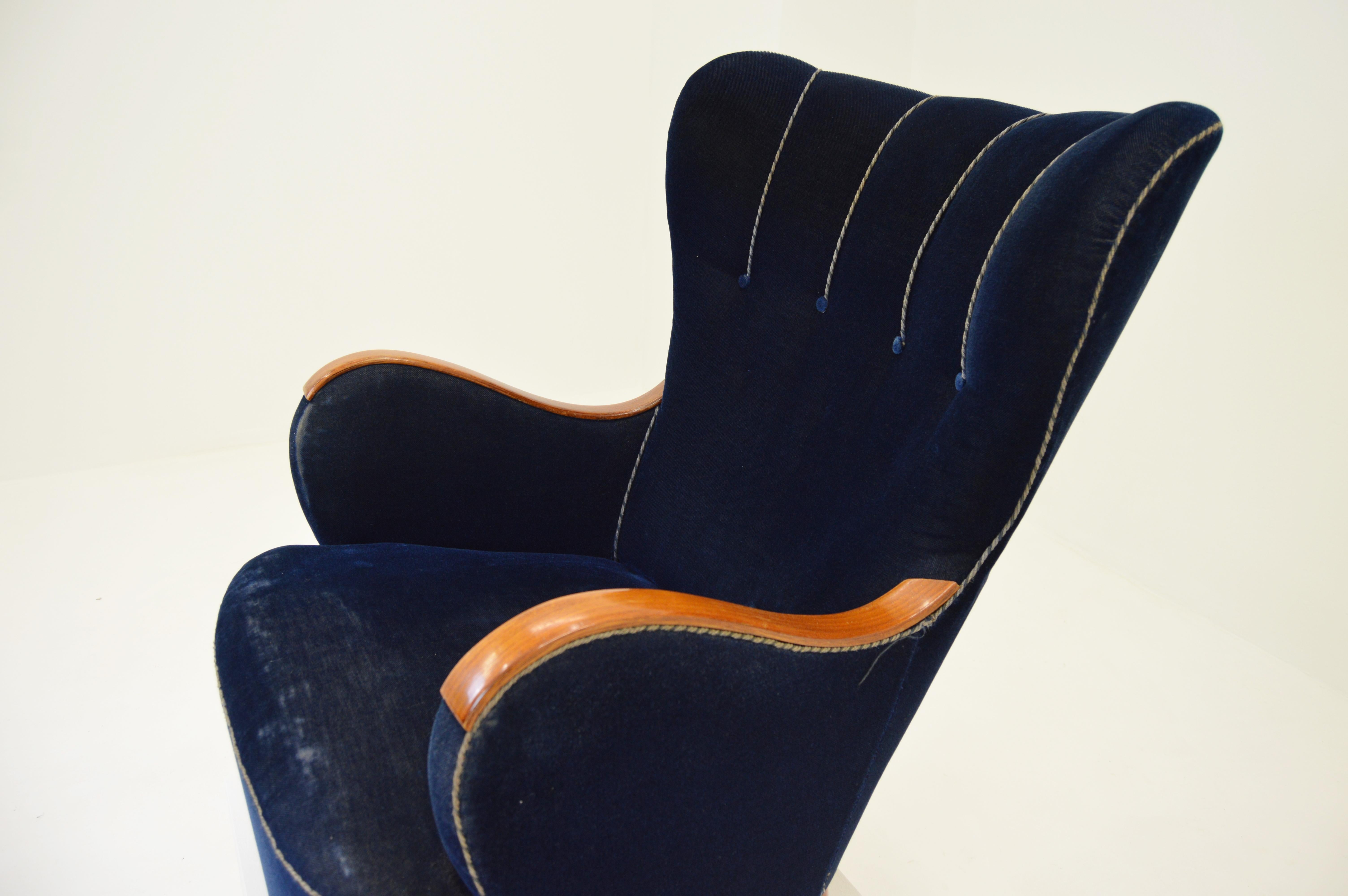 Scandinavian 1940s Curvy Wingback Organic Lounge Chair For Sale 3