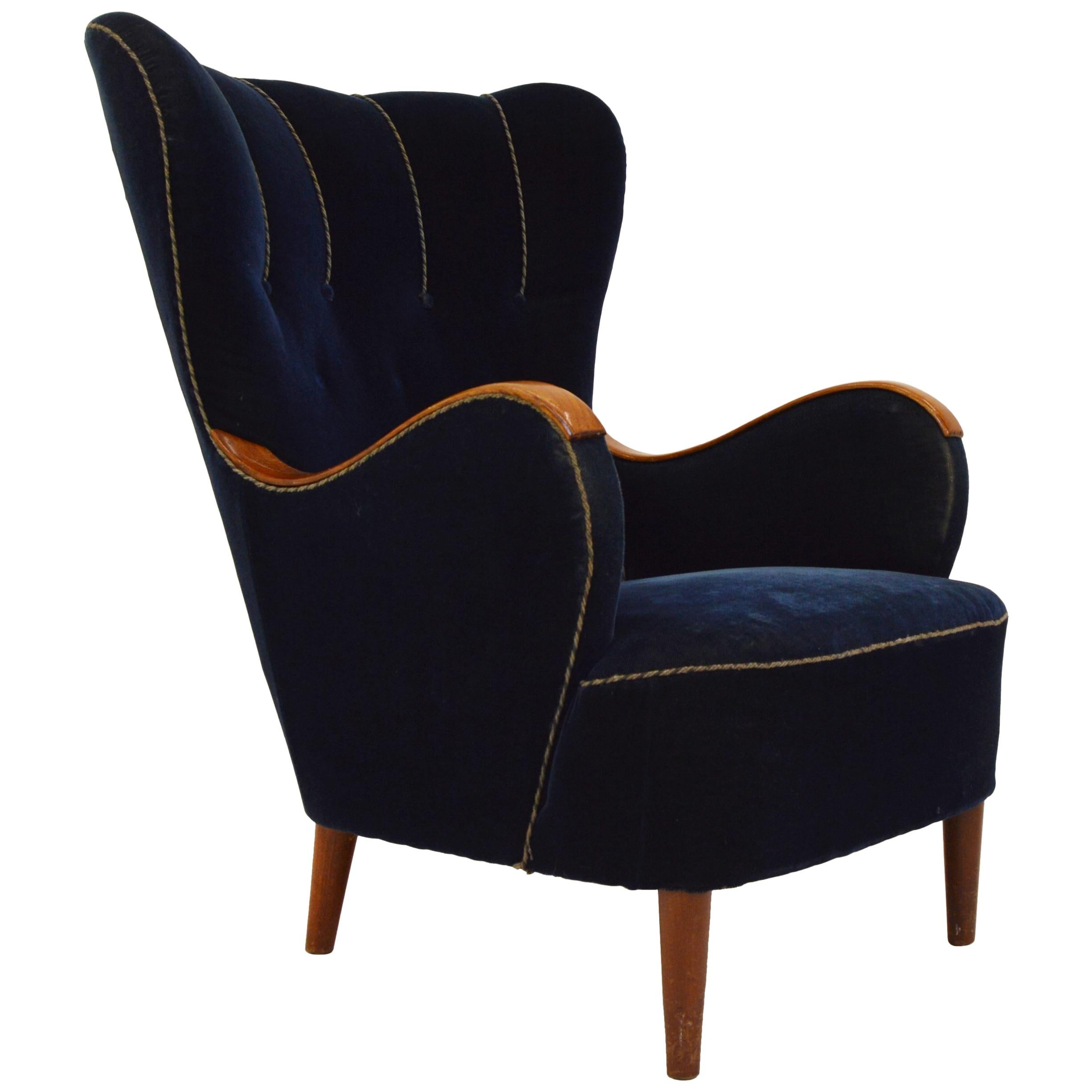 Scandinavian 1940s Curvy Wingback Organic Lounge Chair For Sale
