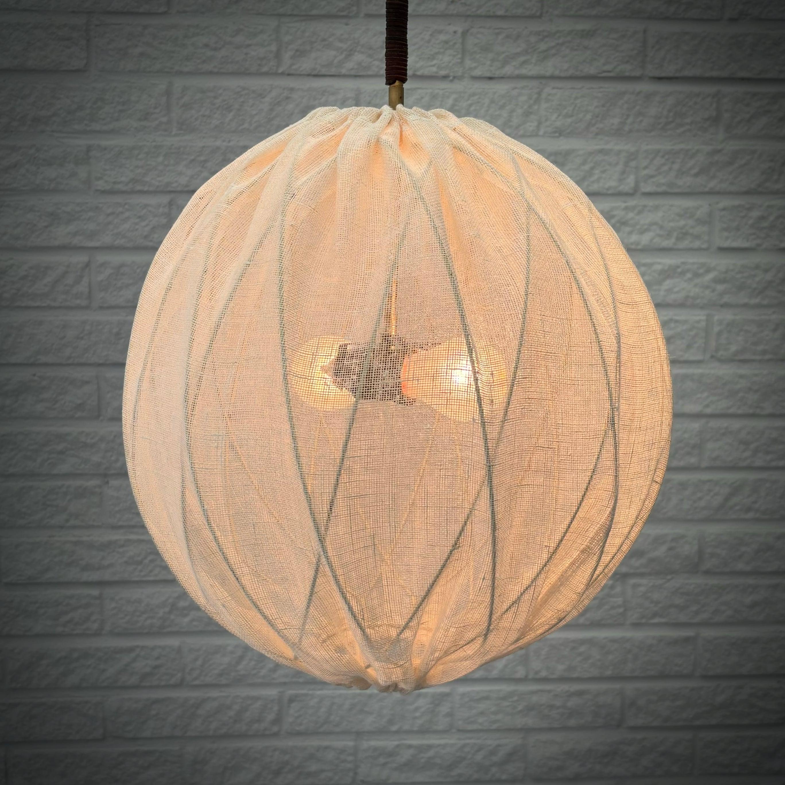 Scandinavian 1940s globe pendant lamp attributed to Tore Ahlsén, Sweden, 1950s In Good Condition For Sale In Forserum, SE