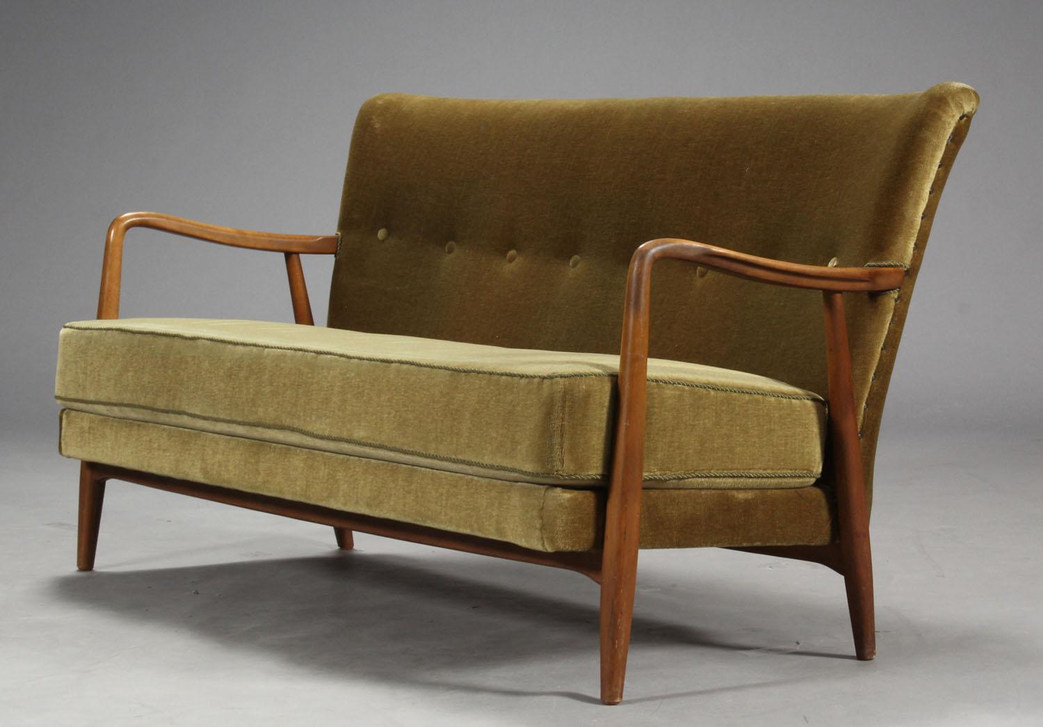 Zweisitziges Sofa aus Buche und olivfarbenem Mohair-Samt
Dänemark:: um 1940.